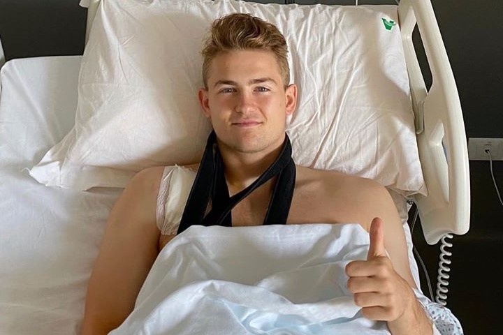 De Ligt don sinh nhat tuoi 21 tren giuong benh hinh anh