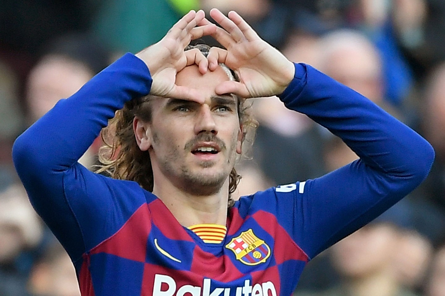 Griezmann mang PlayStation de choi den chung ket Champions League hinh anh