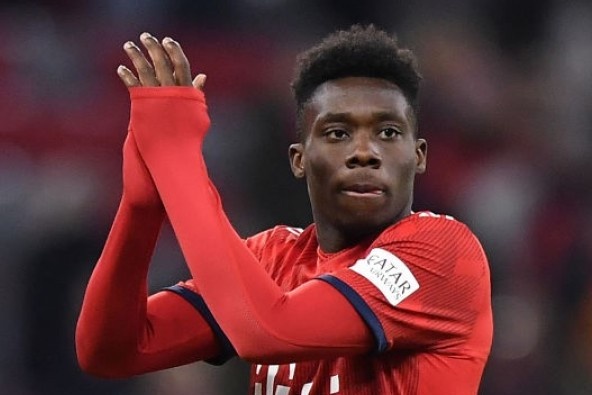 Sao tre cua Bayern kien tao sau khi vuot qua 4 cau thu Barca hinh anh