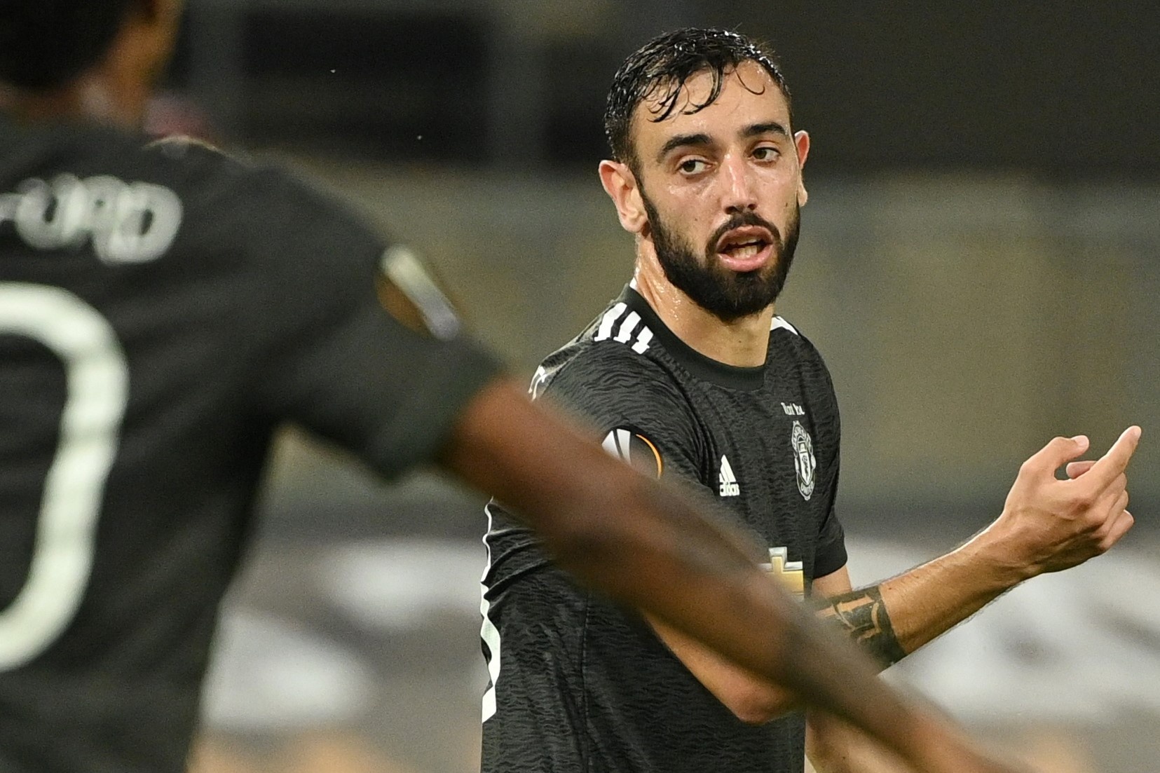 Fernandes giai thich tinh huong tranh cai voi Lindelof hinh anh