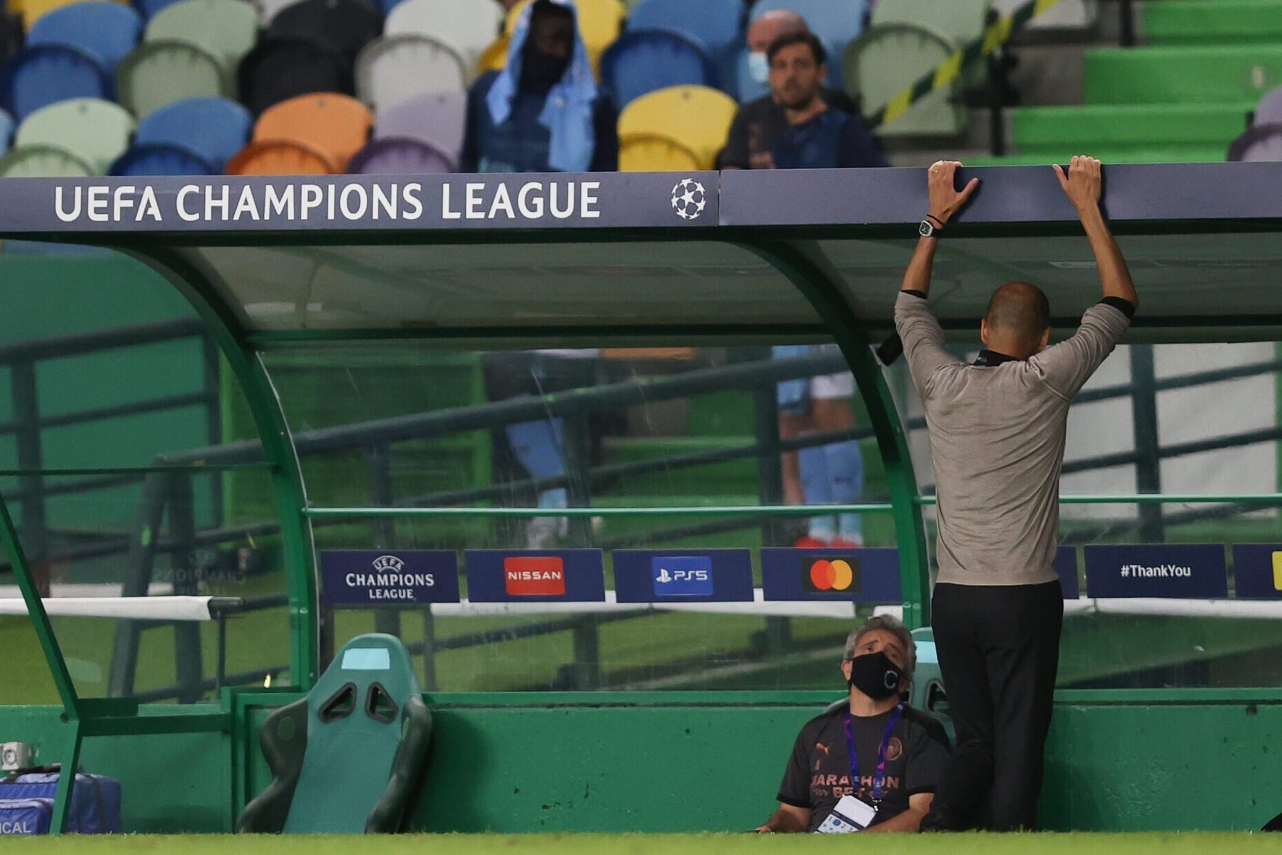 Man City bi loai C1 anh 1