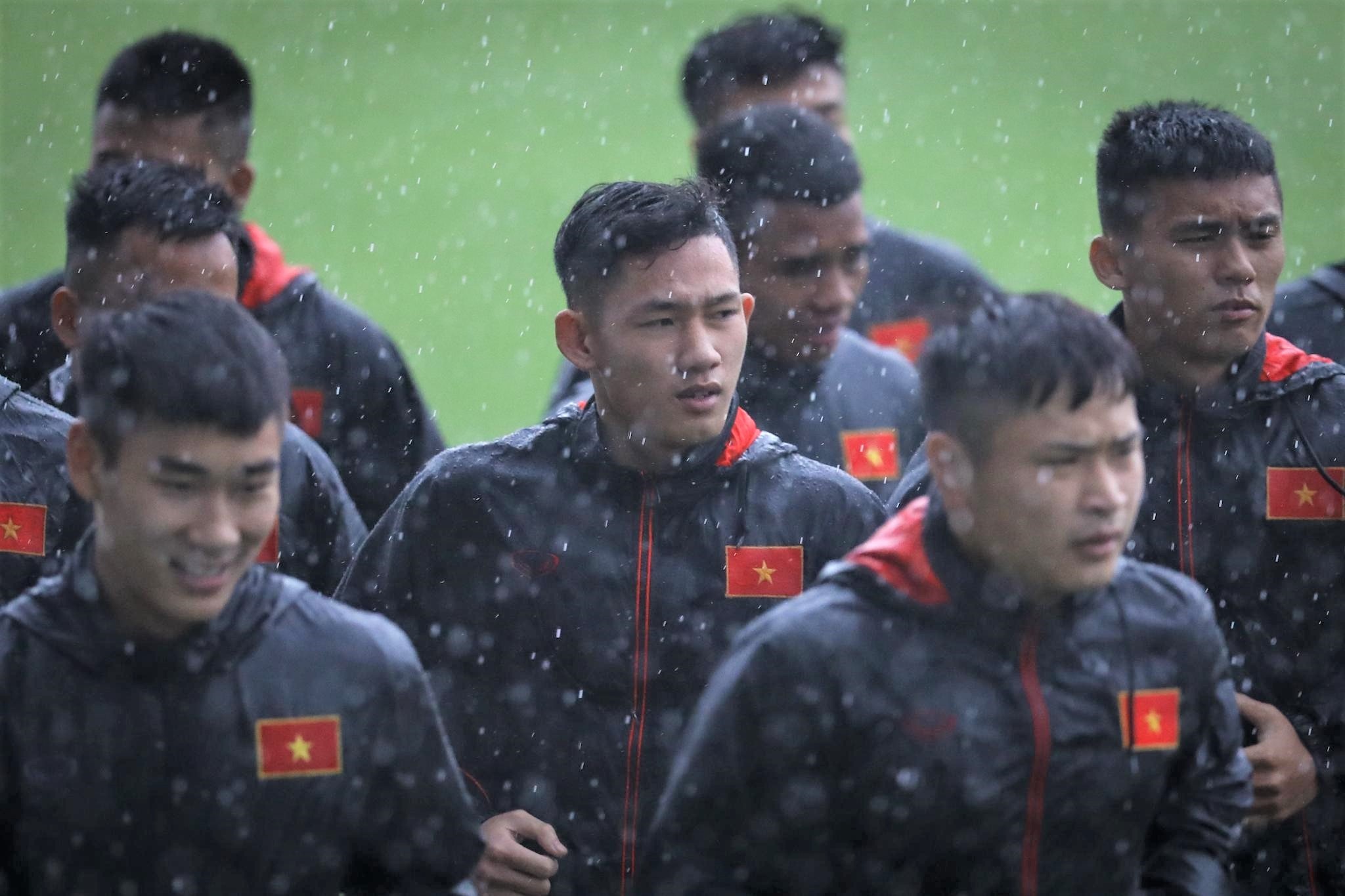 U22 Viet Nam chia san tap luyen giua troi mua lon hinh anh