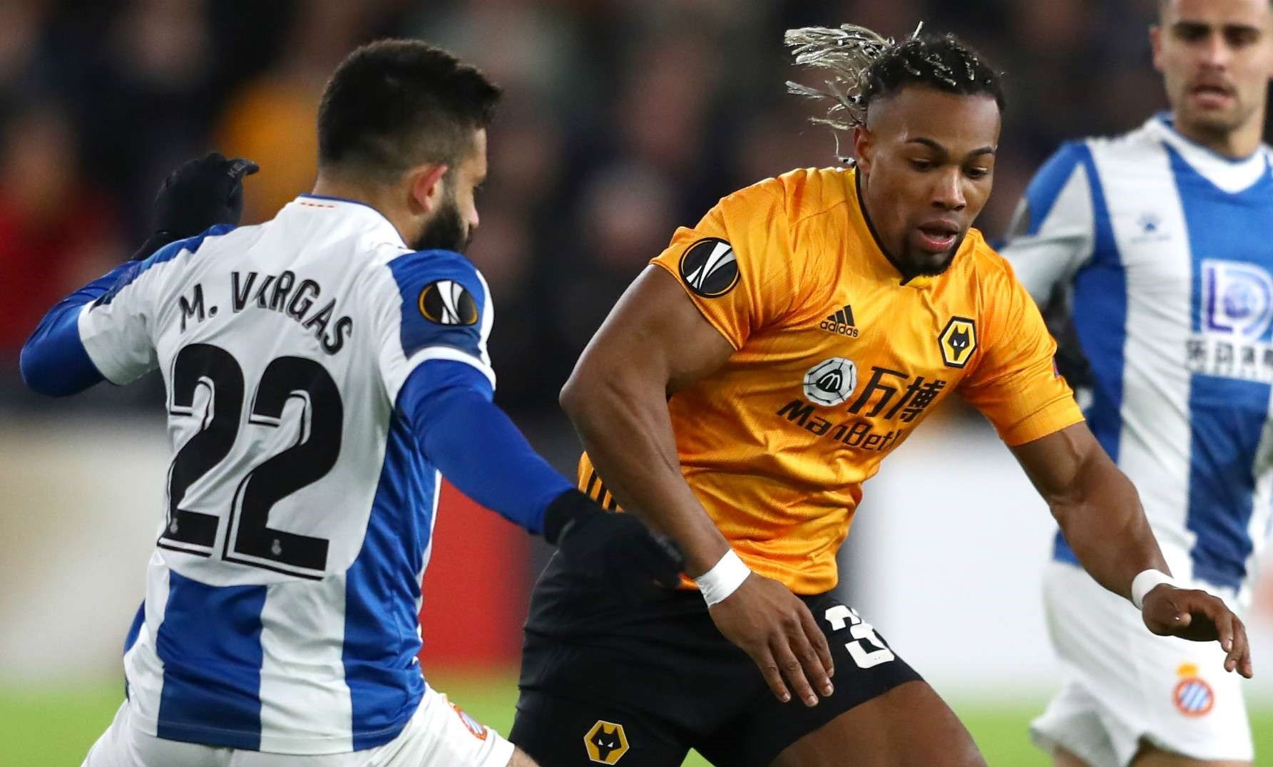 Cau thu boi dau vao tay anh 1