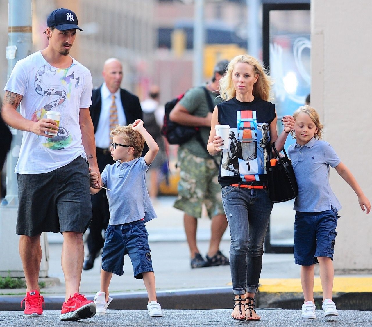 Ibrahimovic ngoai tinh anh 9