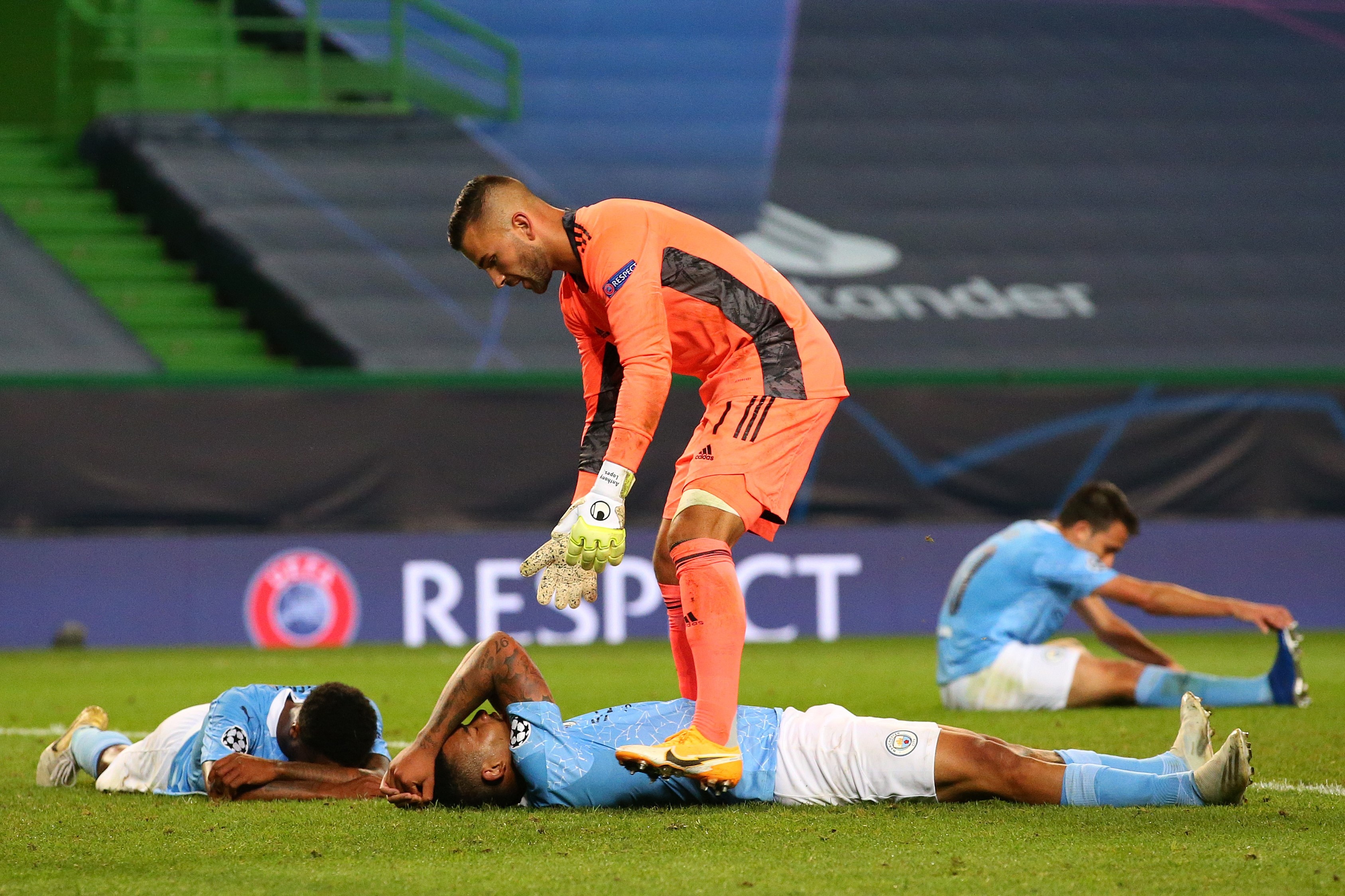 Man City bi loai C1 anh 10