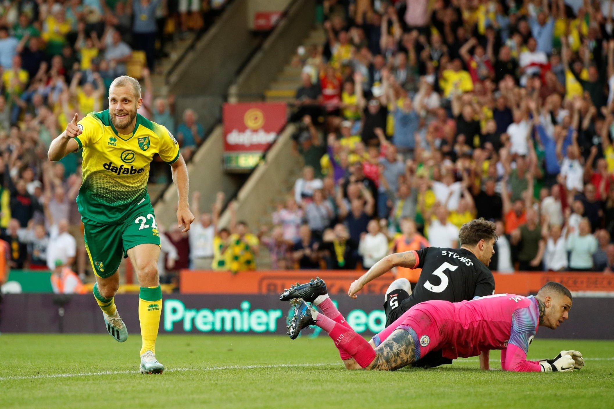 Man City bi loai C1 anh 6