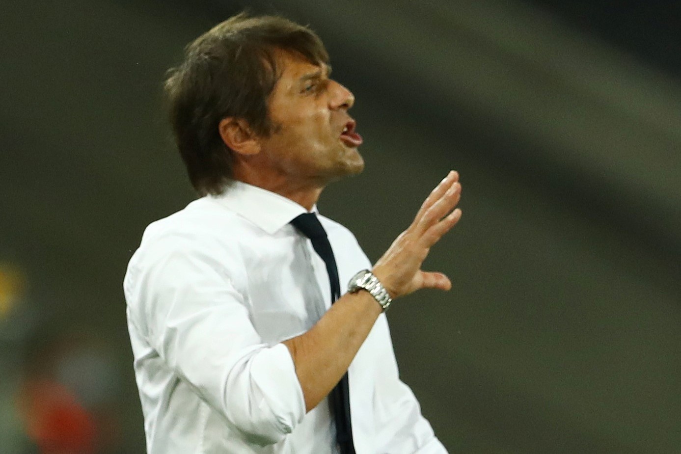 HLV Conte nhan the vang vi de doa cau thu Sevilla hinh anh