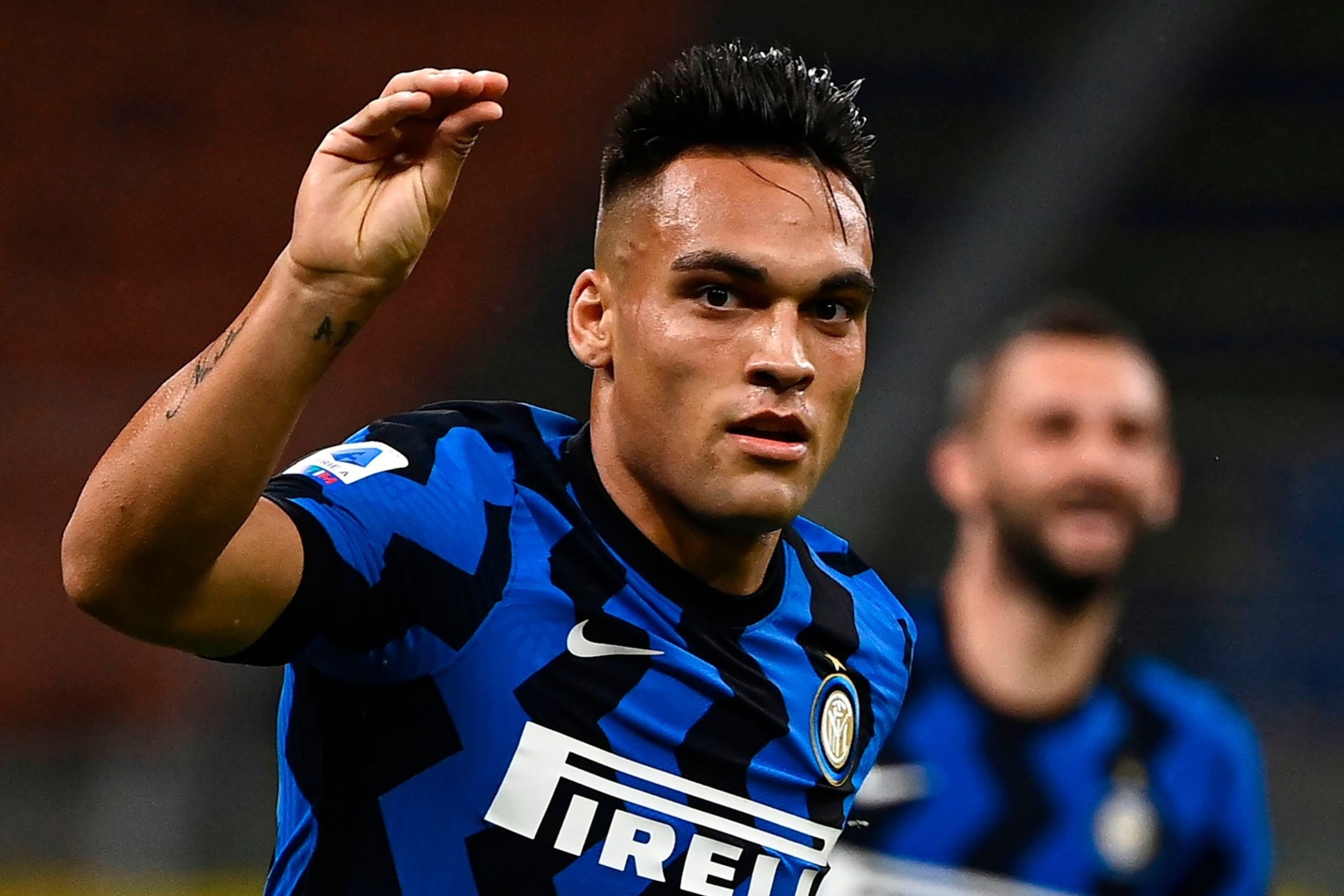 Lautaro Martinez quay nguoc thai do voi Barca hinh anh