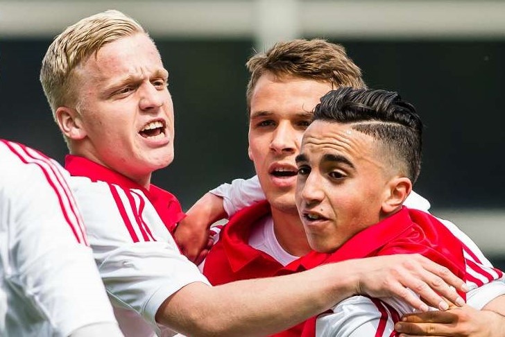 Van de Beek mang so ao 34 tai MU hinh anh