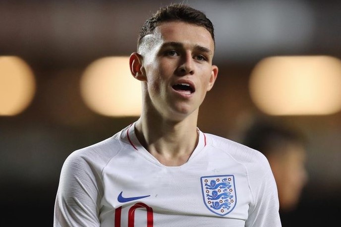 Phil Foden xin loi sau vu dua 2 co gai vao khach san hinh anh