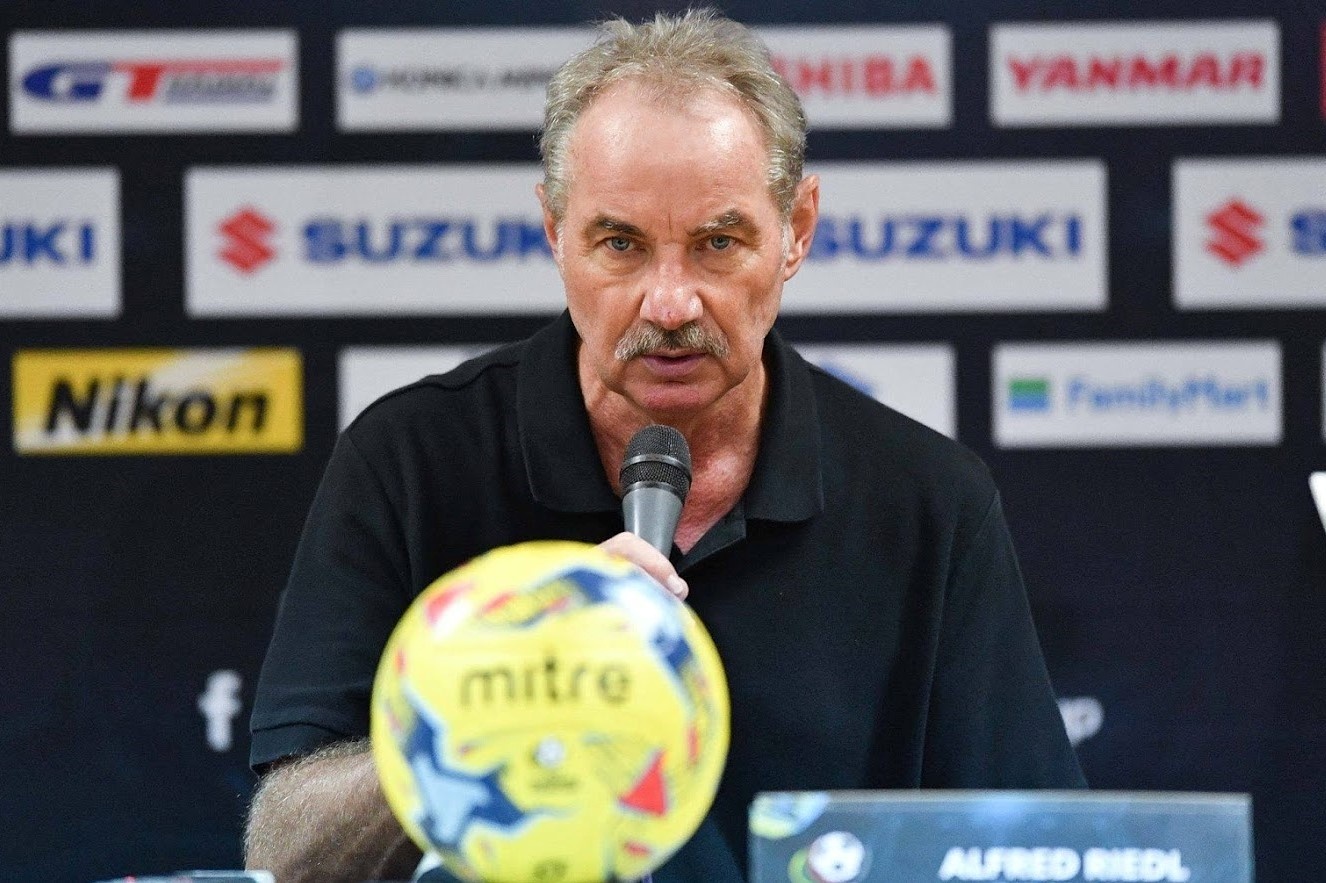 Alfred Riedl qua doi anh 1