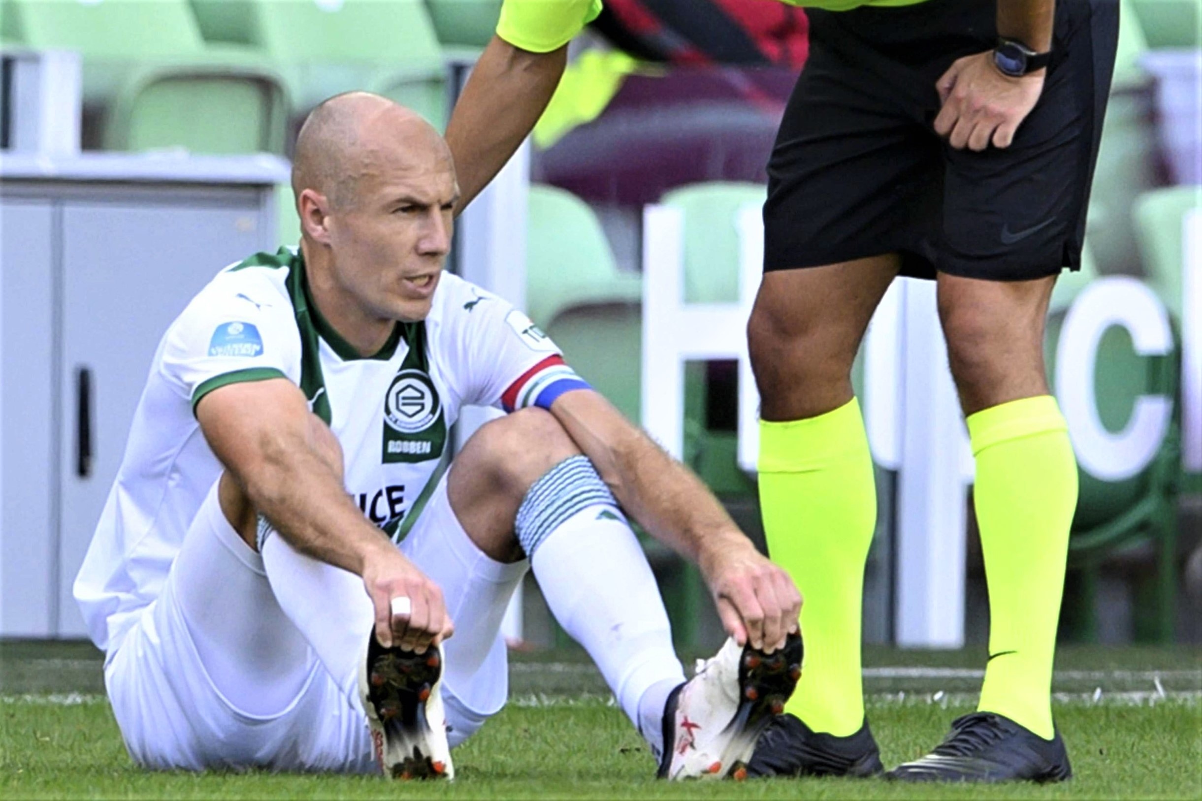 Robben chan thuong sau 30 phut tai xuat giai Ha Lan hinh anh