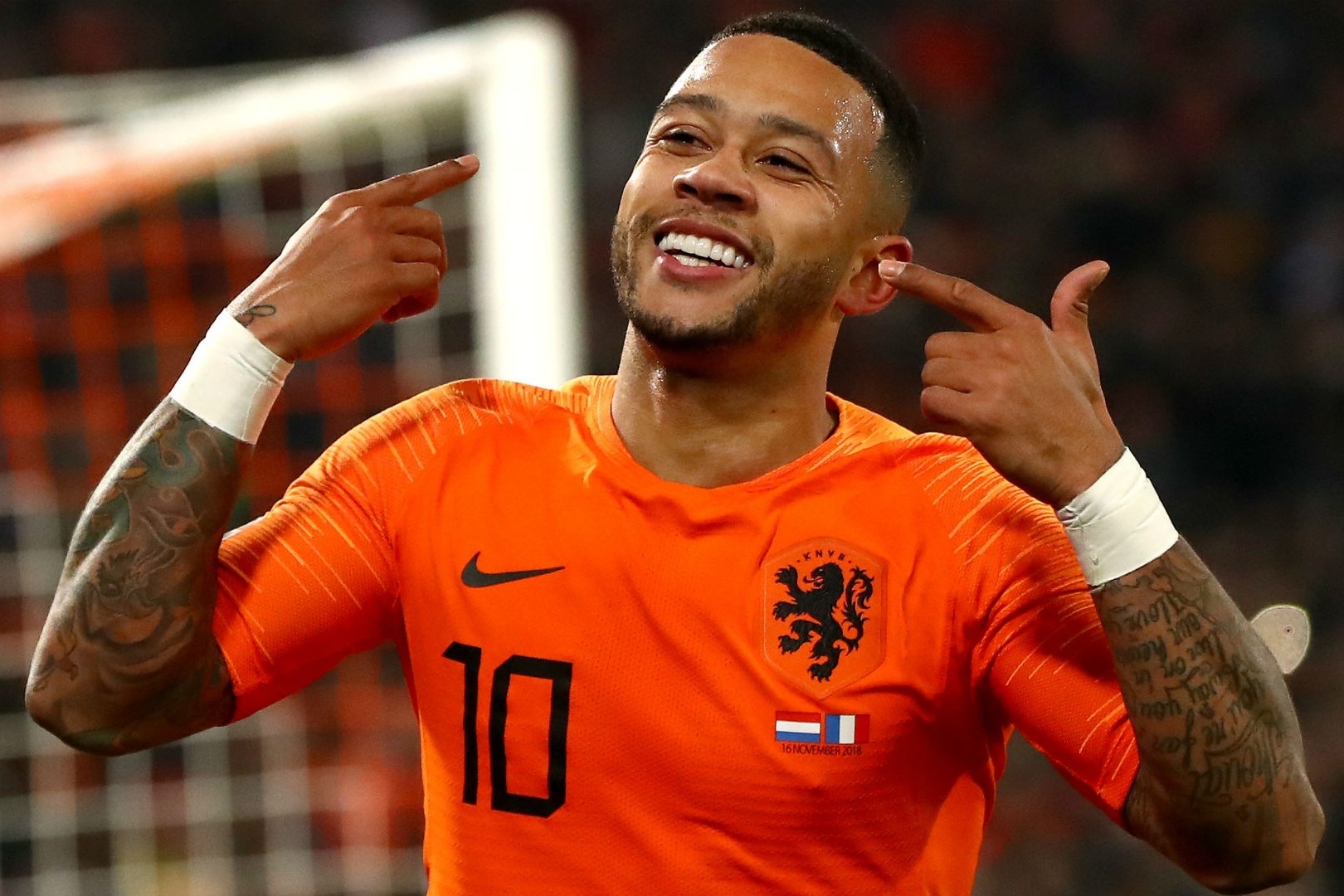 Barca chot gia 30 trieu euro cho Depay hinh anh