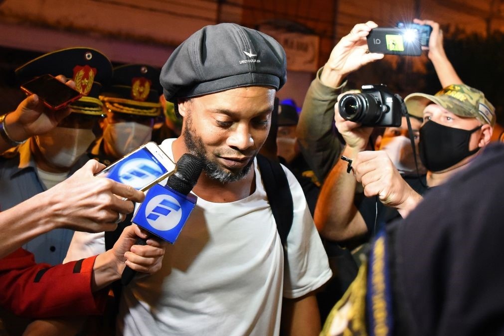 Ronaldinho va nhung danh thu pha san sau cac vu be boi hinh anh