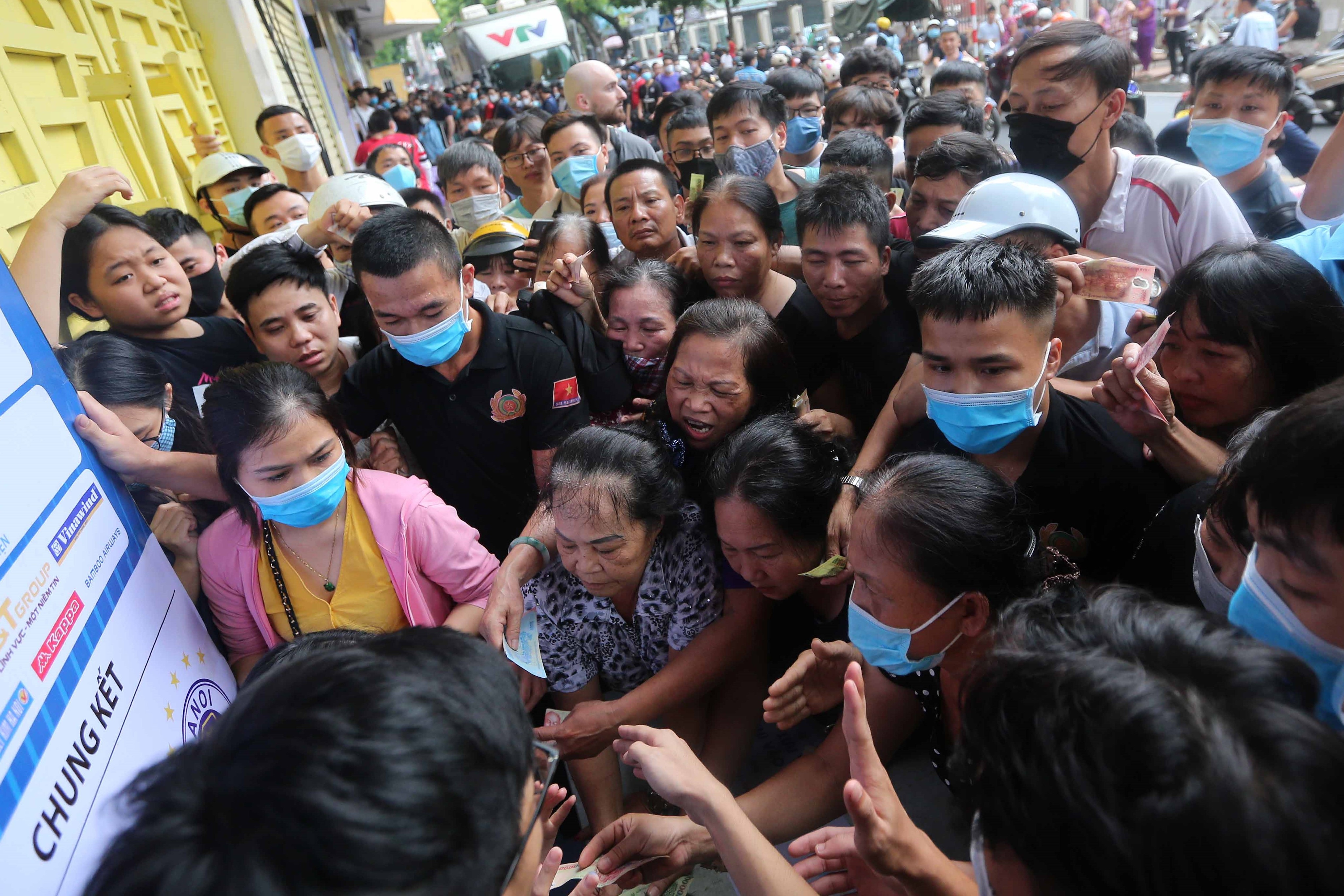 Nguoi ham mo chen lan mua ve tran chung ket Cup Quoc gia hinh anh