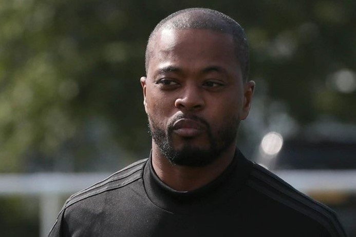 Evra: 'Mot so nguoi dang pha hoai Man Utd' hinh anh