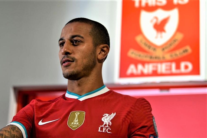 Thiago tiet lo ly do khong cham vao bieu tuong o san Anfield hinh anh
