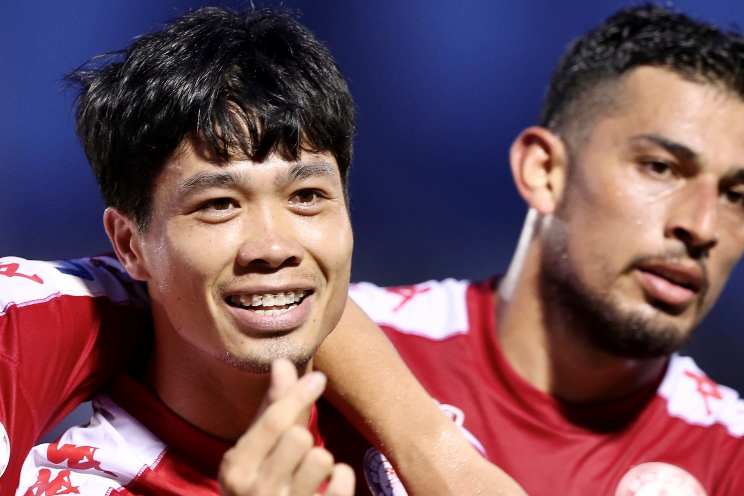 Cong Phuong ghi ban sau pha dap nha voi Phi Son hinh anh