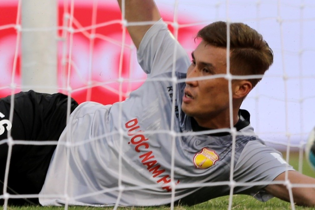 Hai thu mon mac sai lam trong tran CLB Nam Dinh thua 1-5 hinh anh