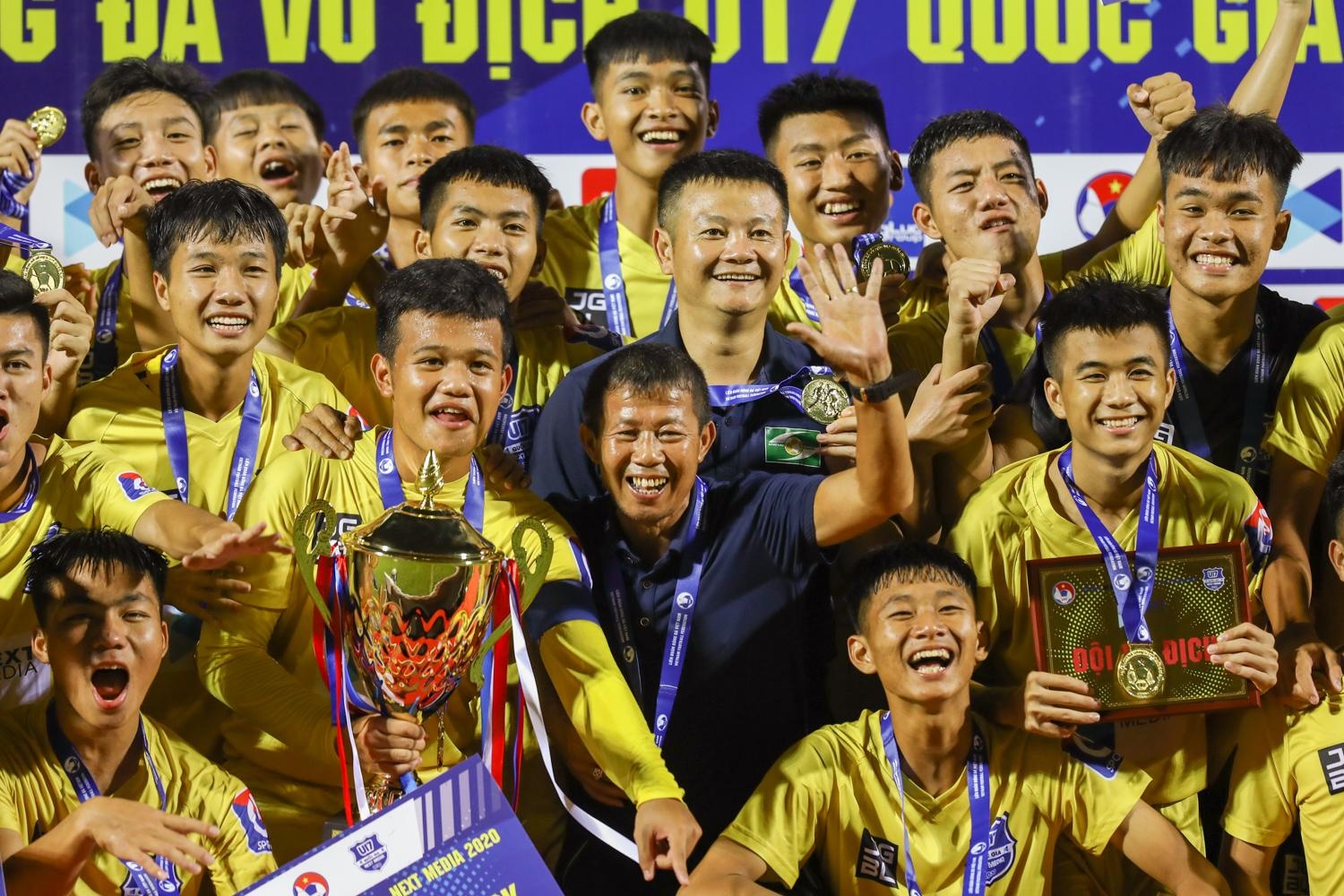 U17 SLNA vo dich anh 1