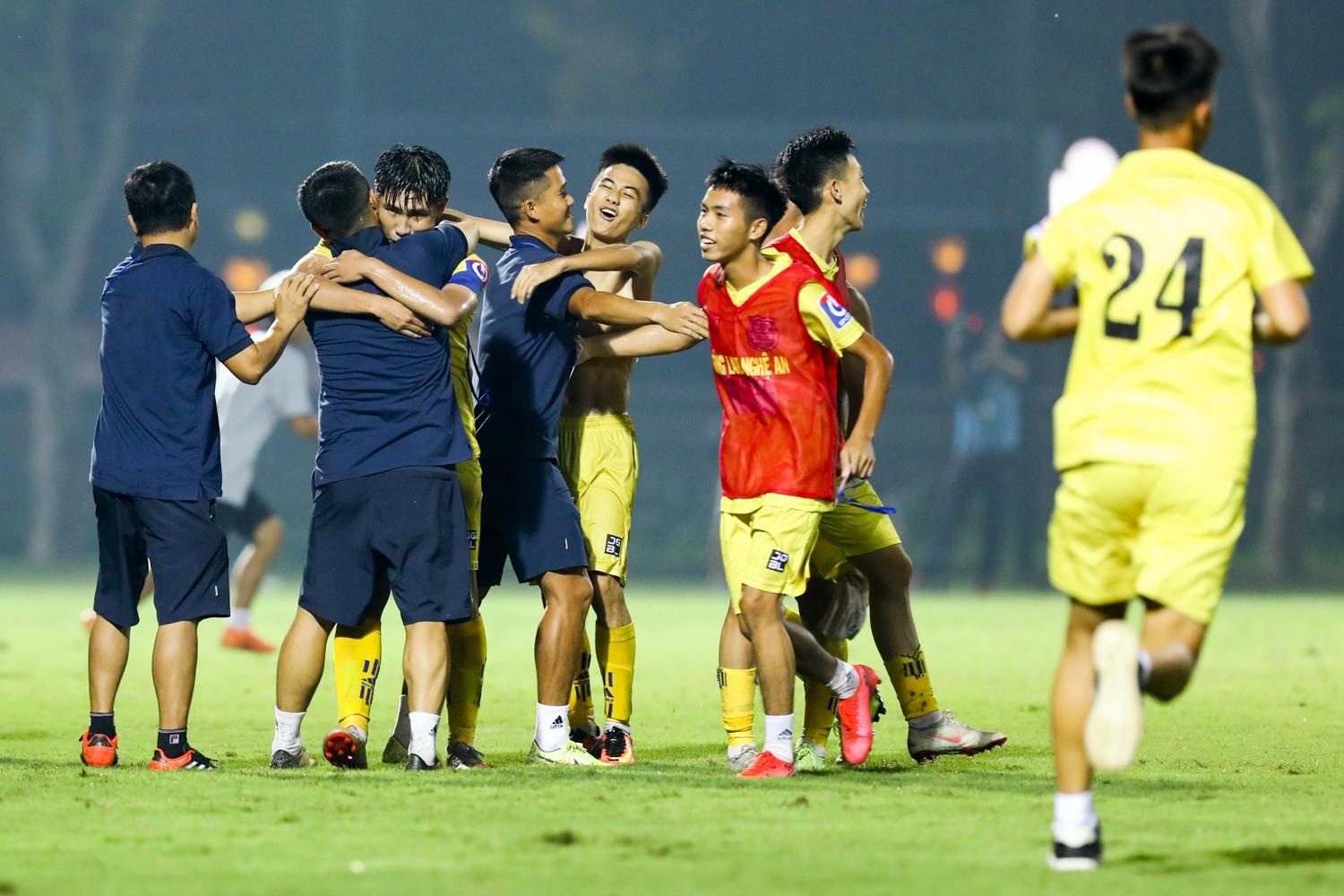 U17 SLNA vo dich anh 7