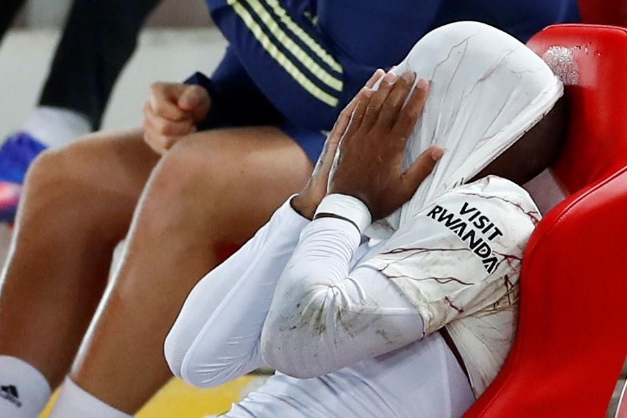 Lacazette om dau that vong sau tran thua Liverpool hinh anh