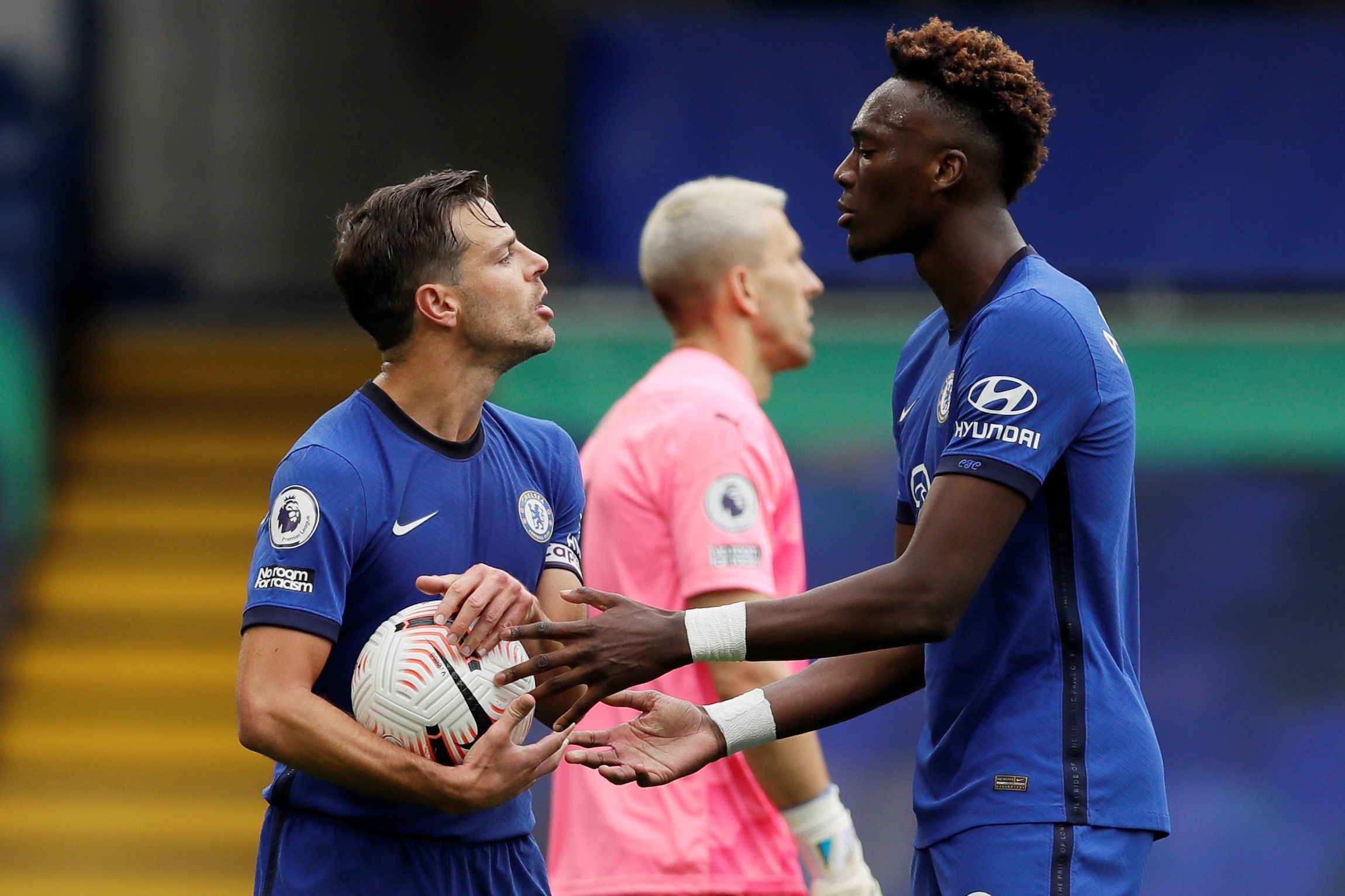 Abraham tranh da penalty anh 3