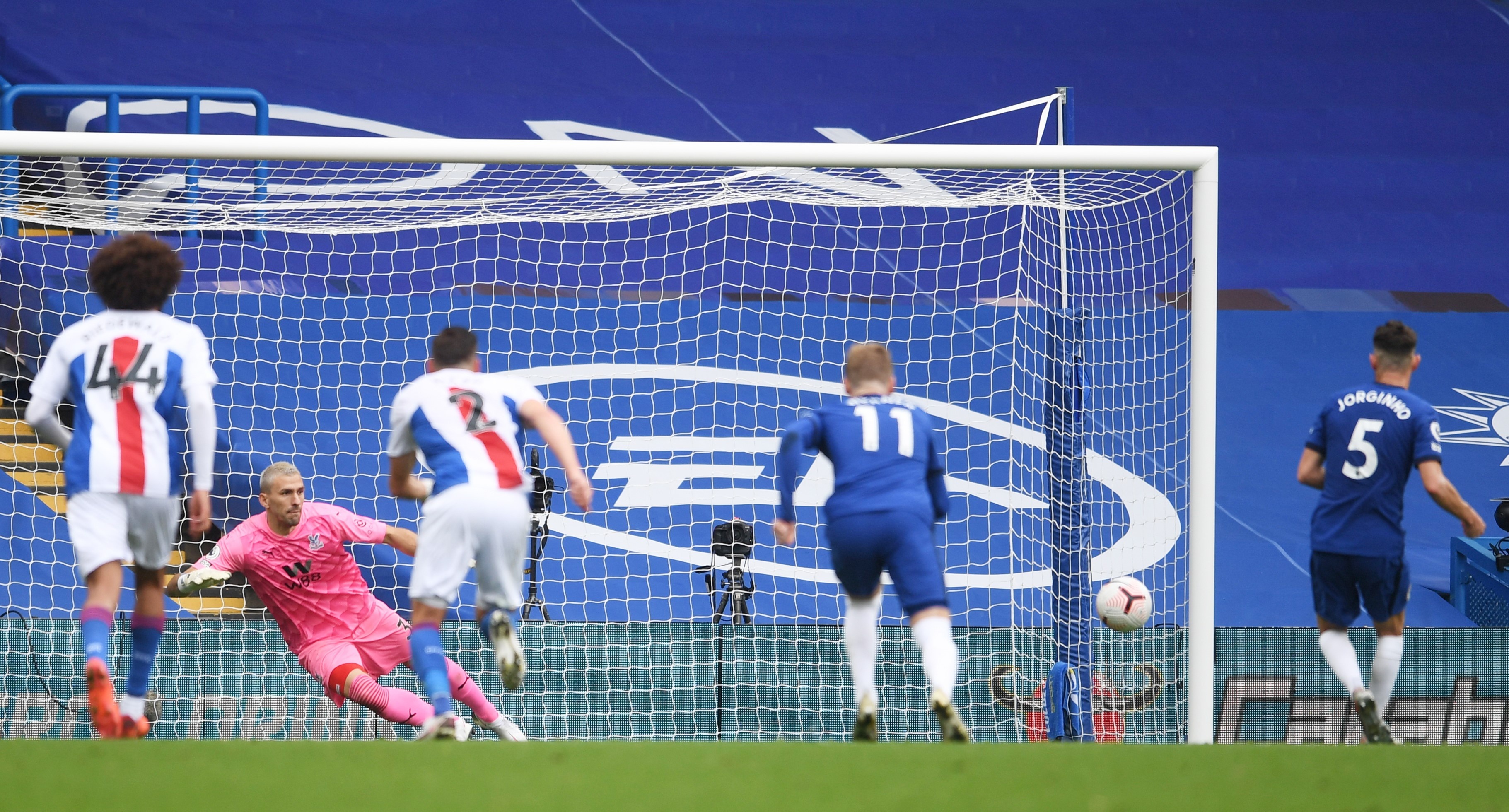 Abraham tranh da penalty anh 4