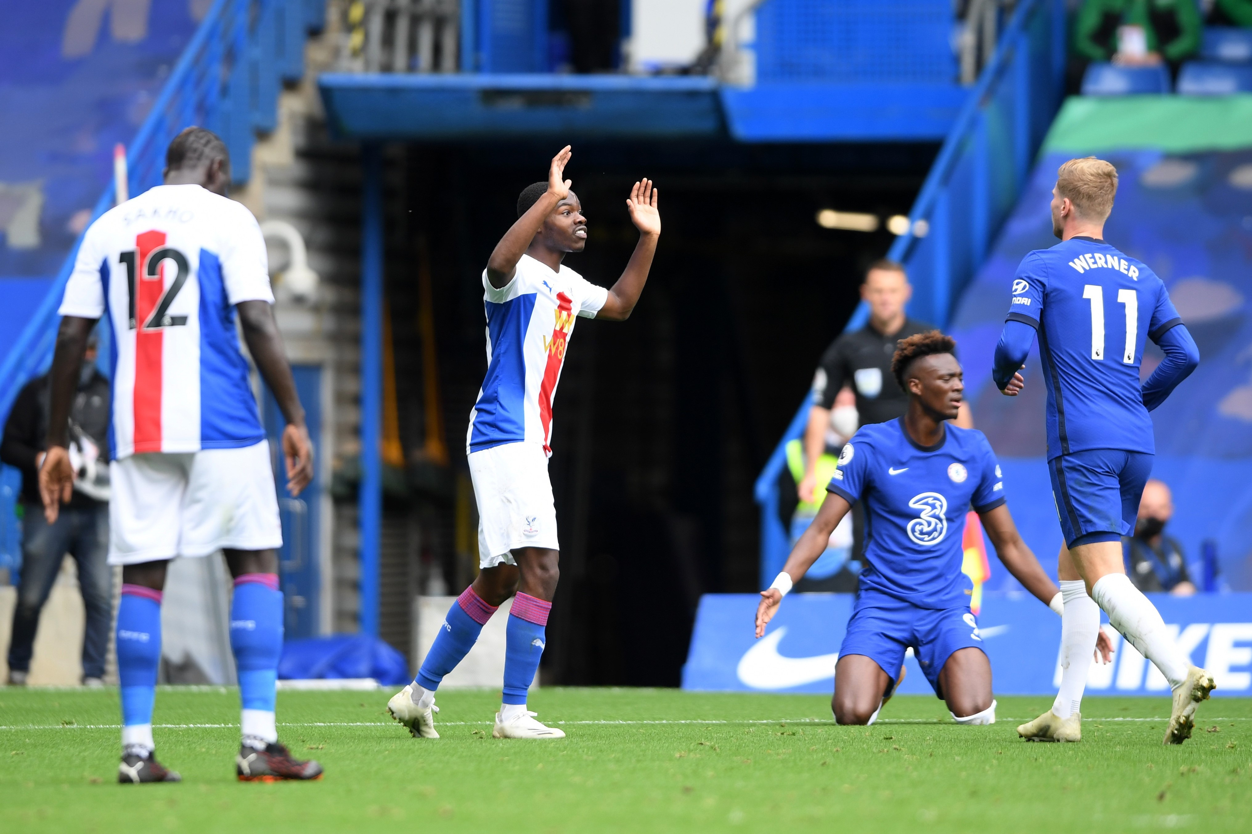 Abraham tranh da penalty anh 5