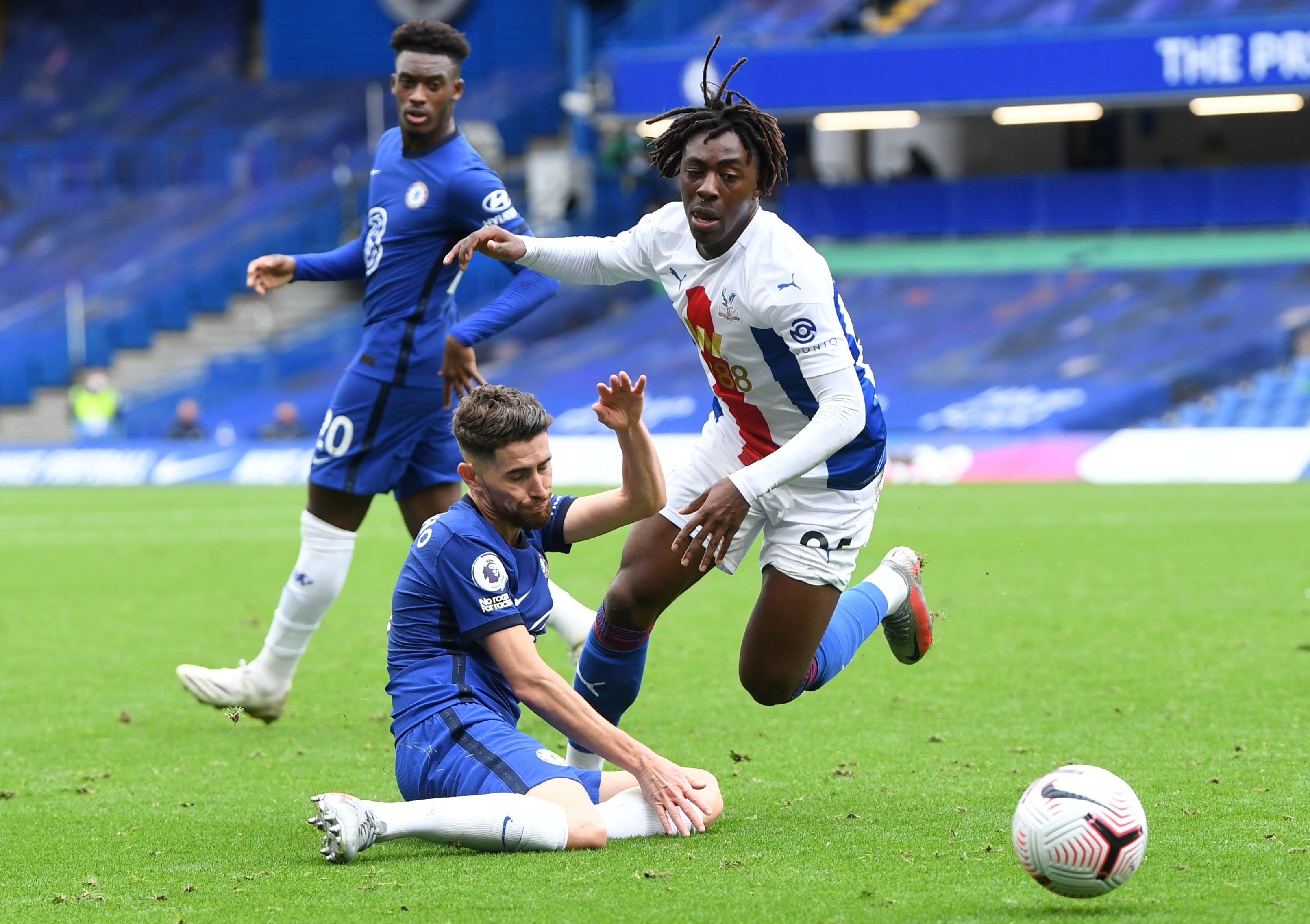 Abraham tranh da penalty anh 6