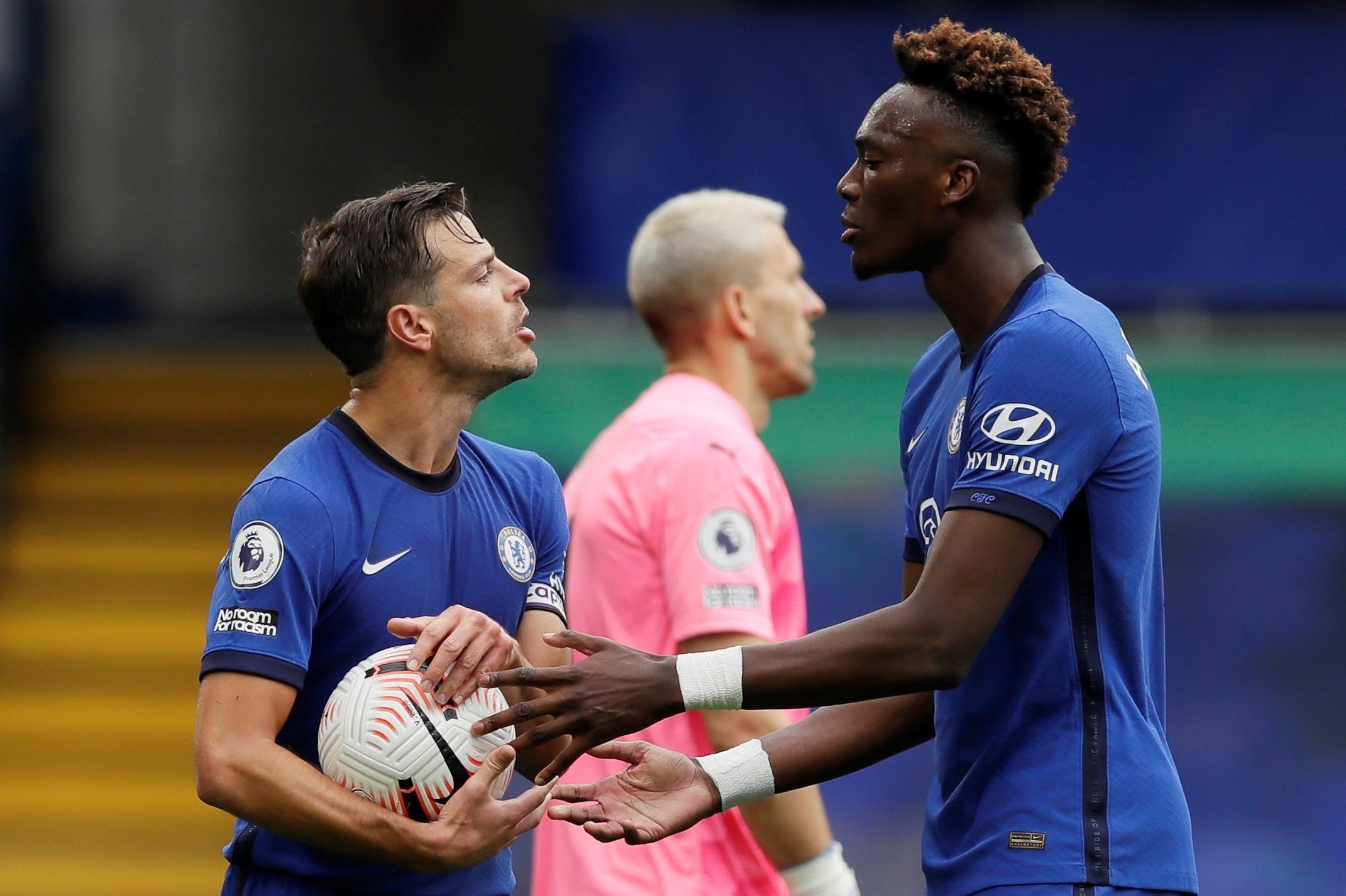 Abraham tuc gian khi khong duoc da penalty hinh anh