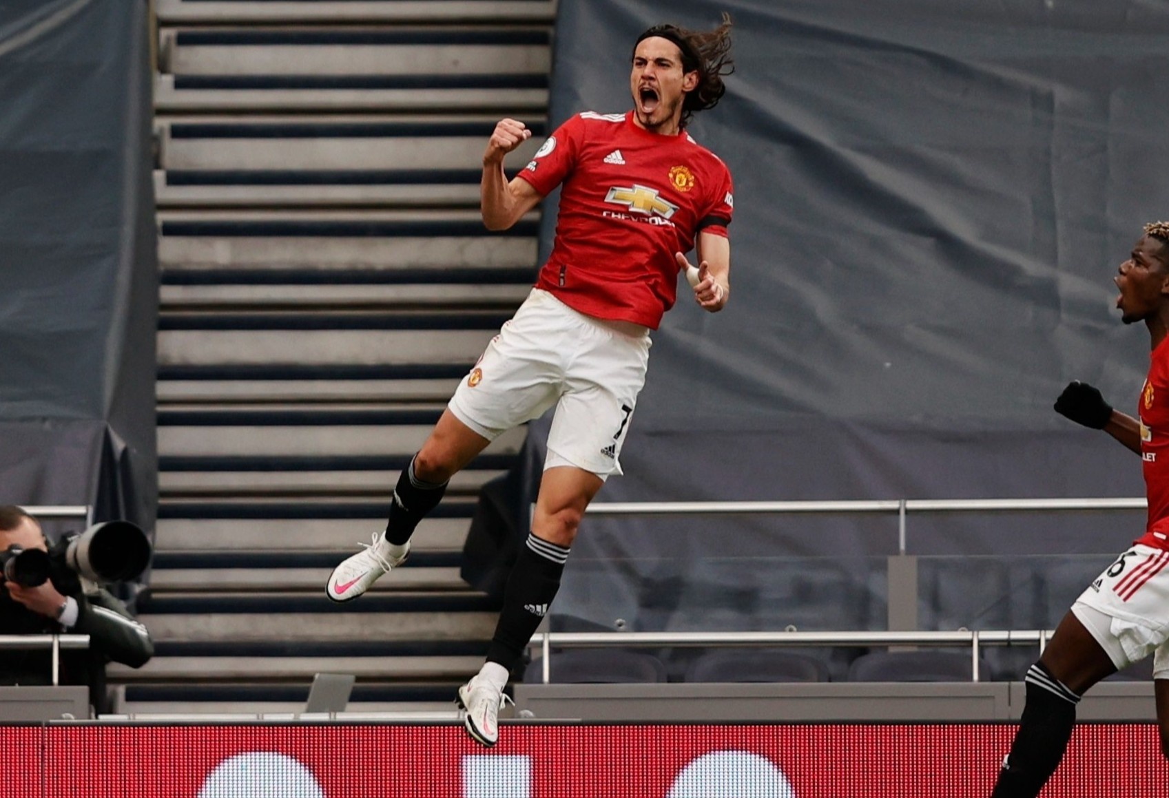 Cavani bi tuoc ban thang anh 1