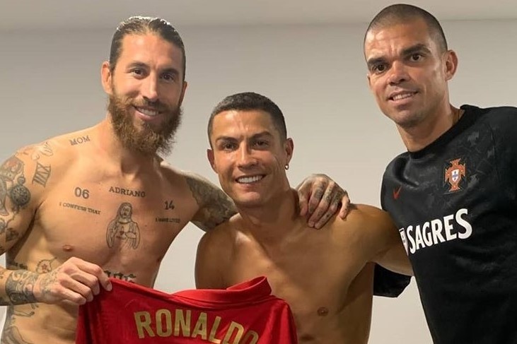 Ronaldo dap tan tin don lanh nhat voi Ramos hinh anh