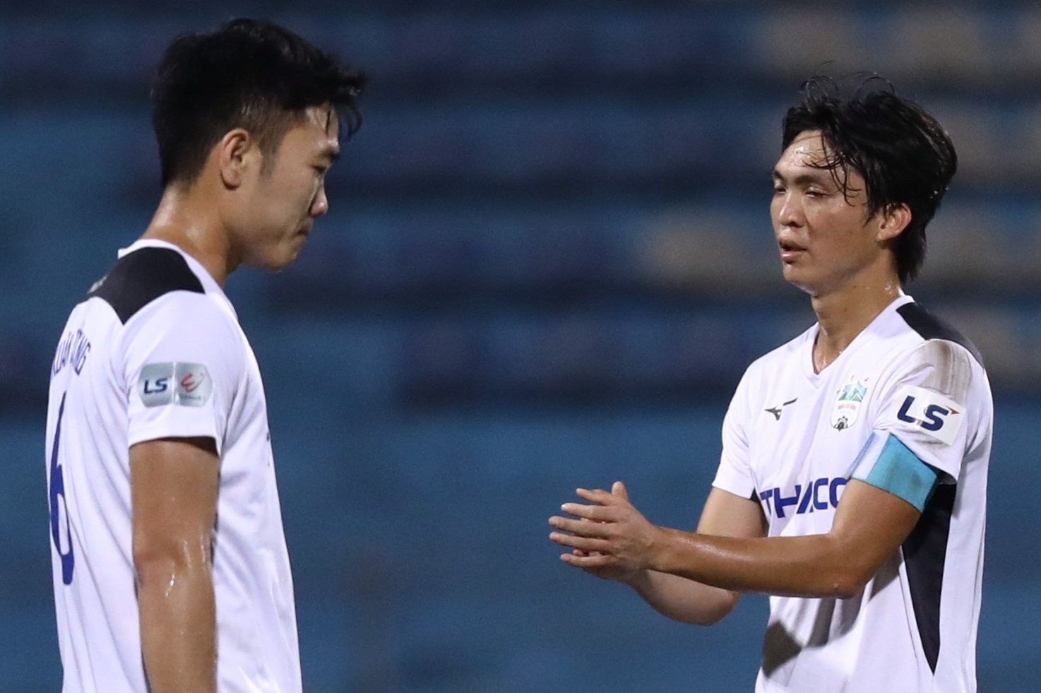 HAGL nhan 2 ban thua trong 3 phut hinh anh