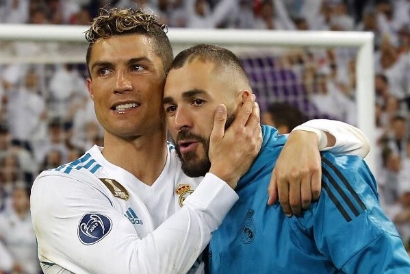 Benzema: 'Toi thay doi loi choi vi Ronaldo' hinh anh