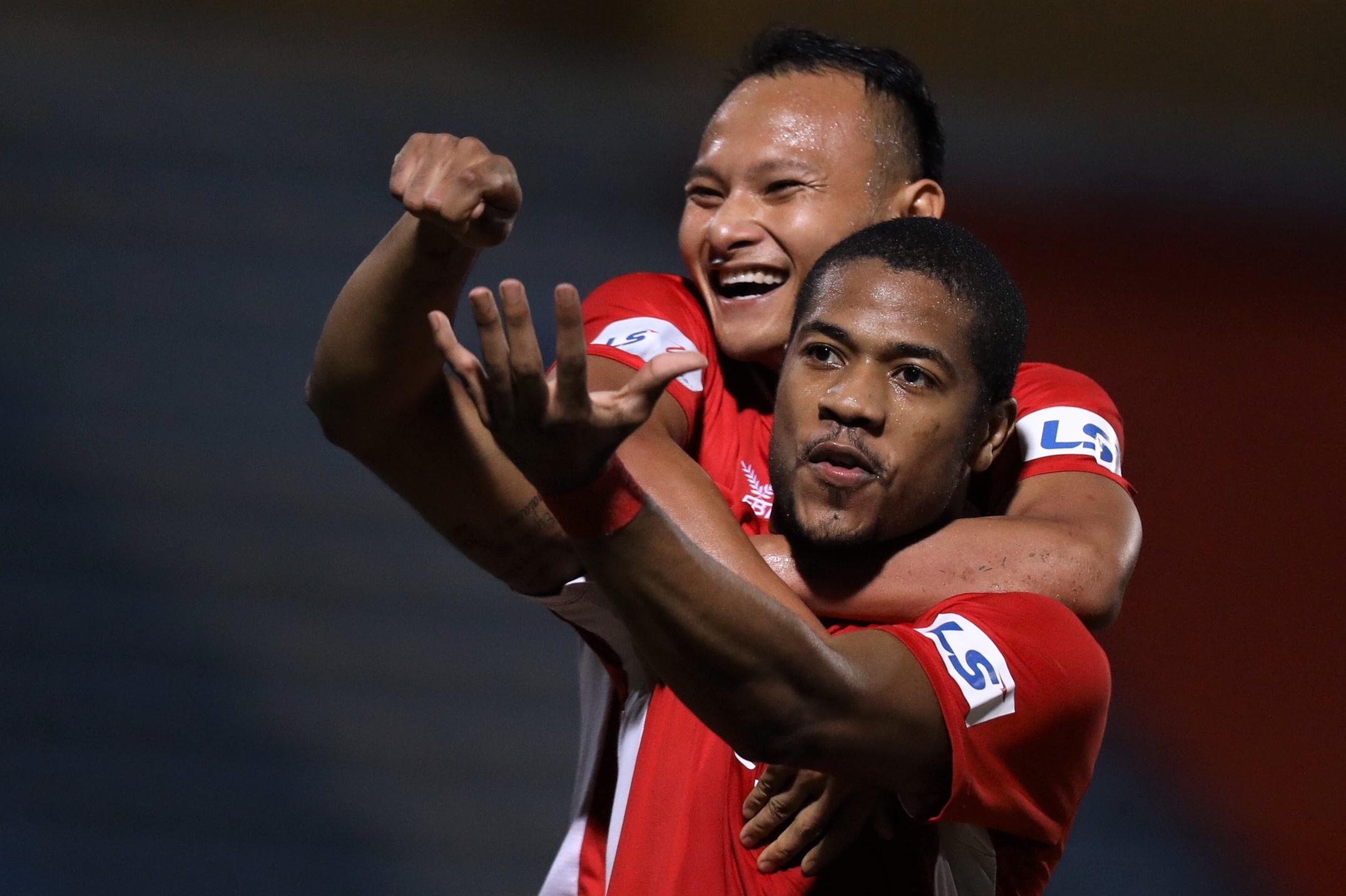 Highlights Viettel 4-1 HAGL: Hang phong ngu mac sai lam hinh anh