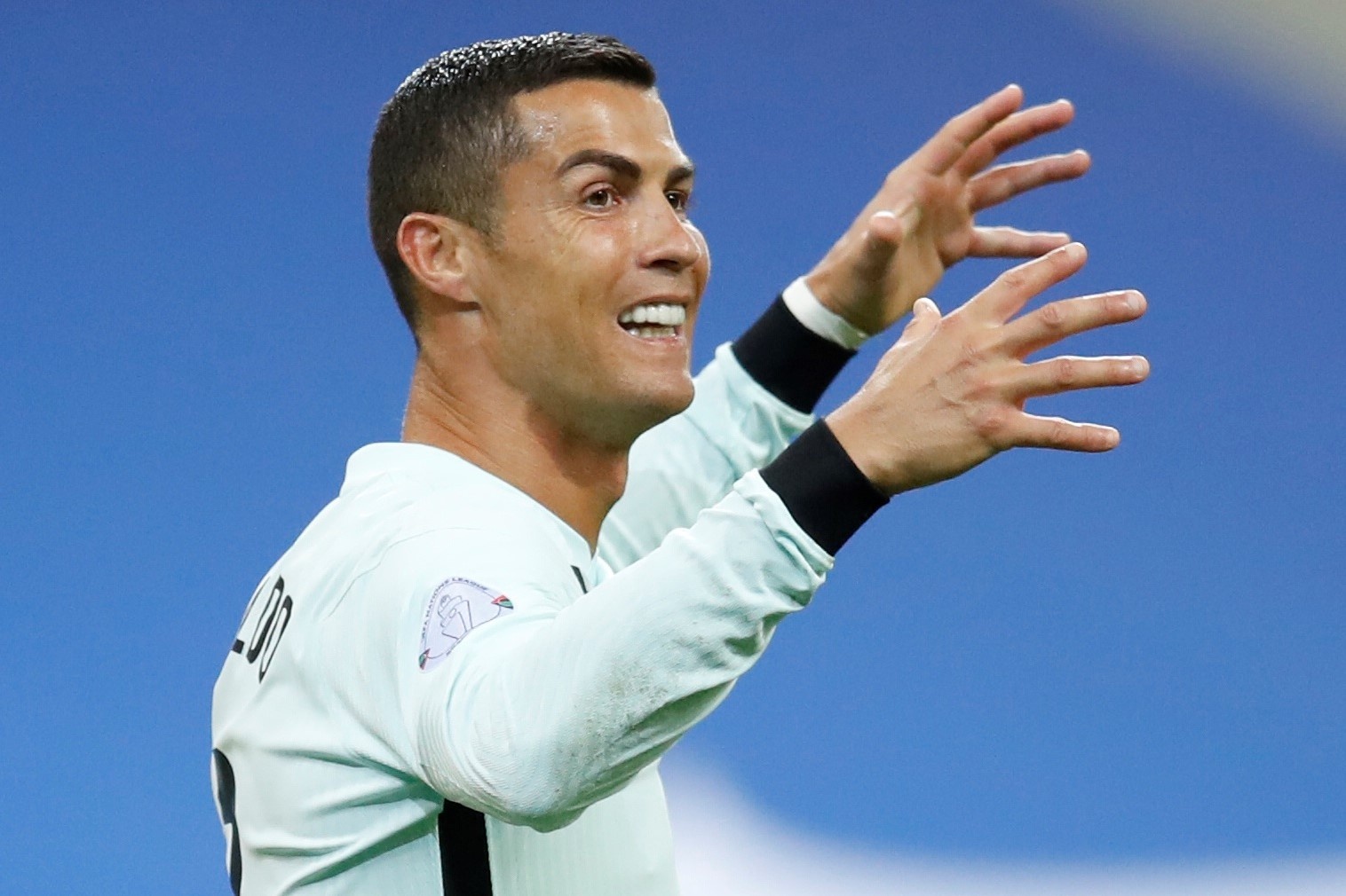 Ronaldo bat luc truoc hang thu tuyen Phap hinh anh