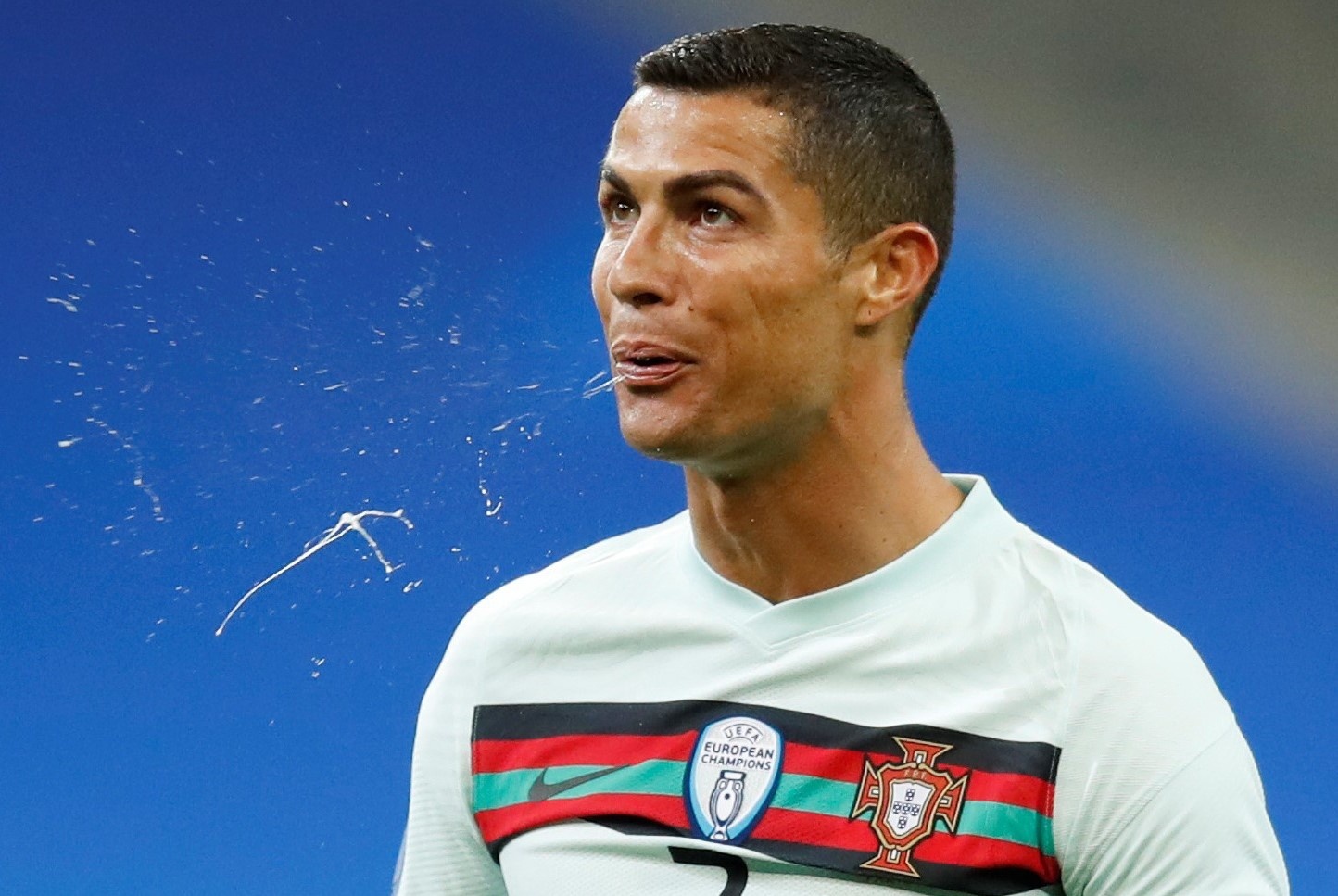Ronaldo: 'Toi khong pha vo quy tac cach ly' hinh anh