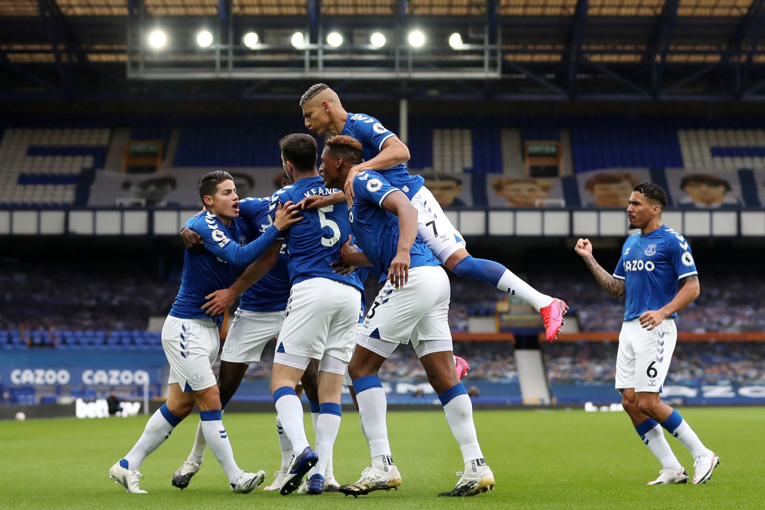 James Rodriguez toa sang anh 10