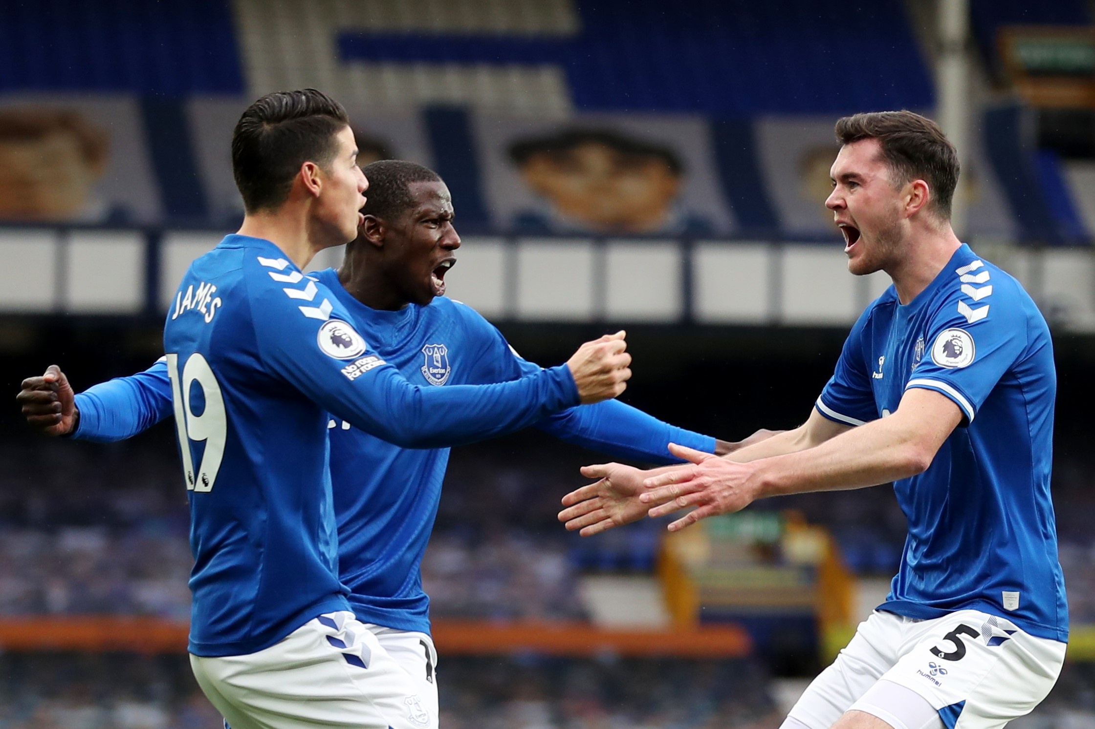 James Rodriguez toa sang anh 5