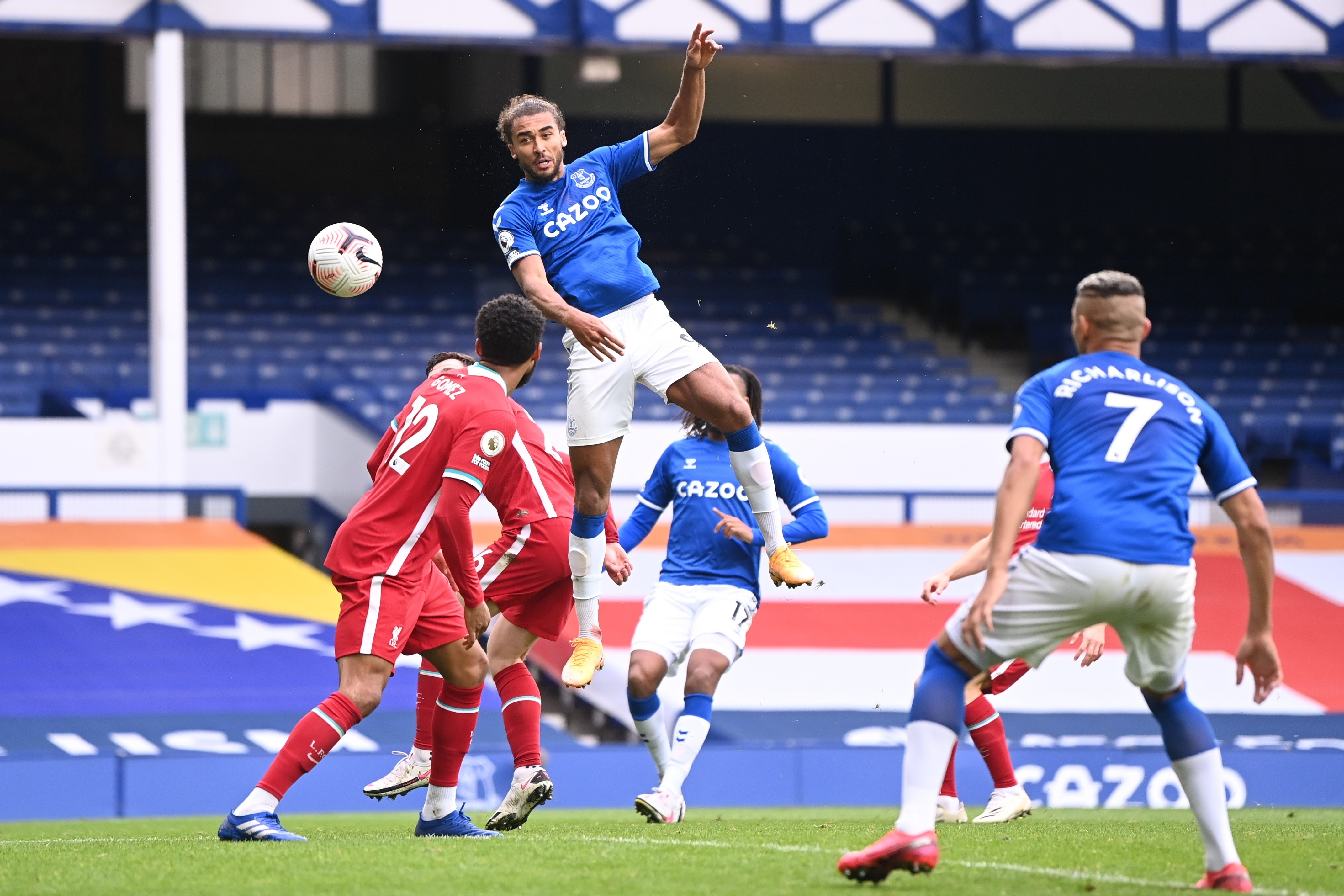 James Rodriguez toa sang anh 8