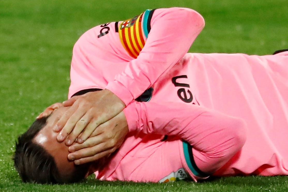 Messi bi danh cui cho trong tran thua cua Barca hinh anh