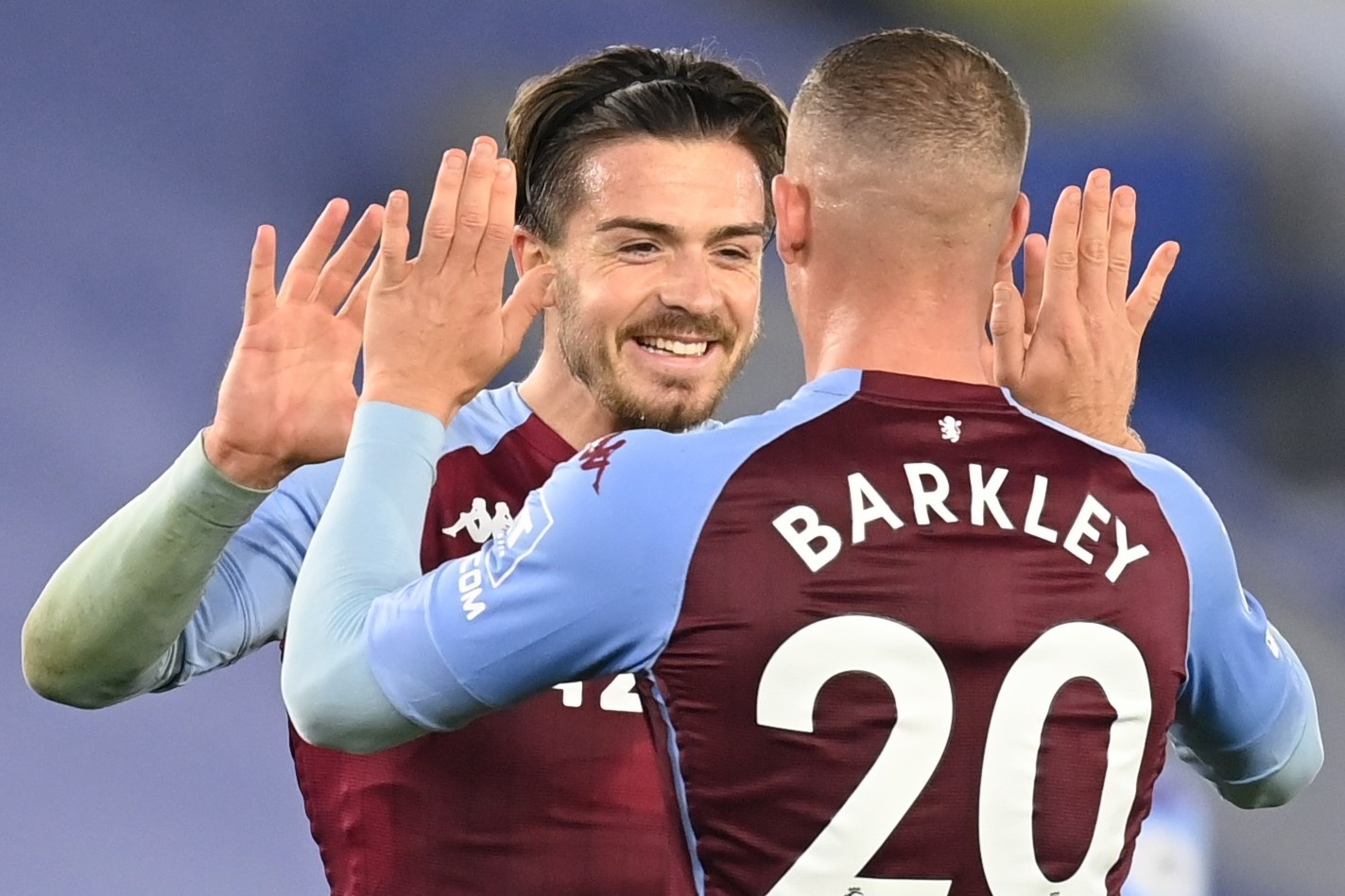 Aston Villa ap sat ngoi dau Premier League voi chuoi toan thang hinh anh