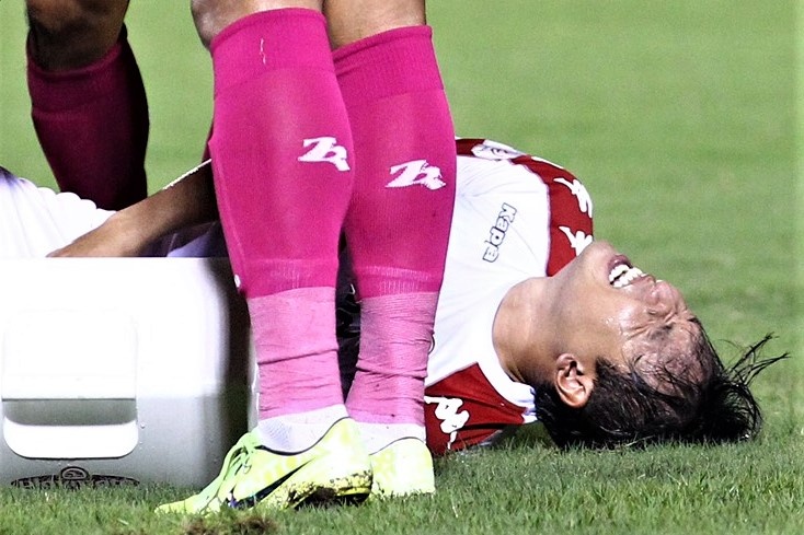 Pha va cham khien ngoai binh CLB TP.HCM roi san bang cang hinh anh