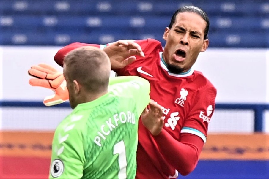 'Chan thuong cua Van Dijk khien cuoc dua vo dich rong mo' hinh anh