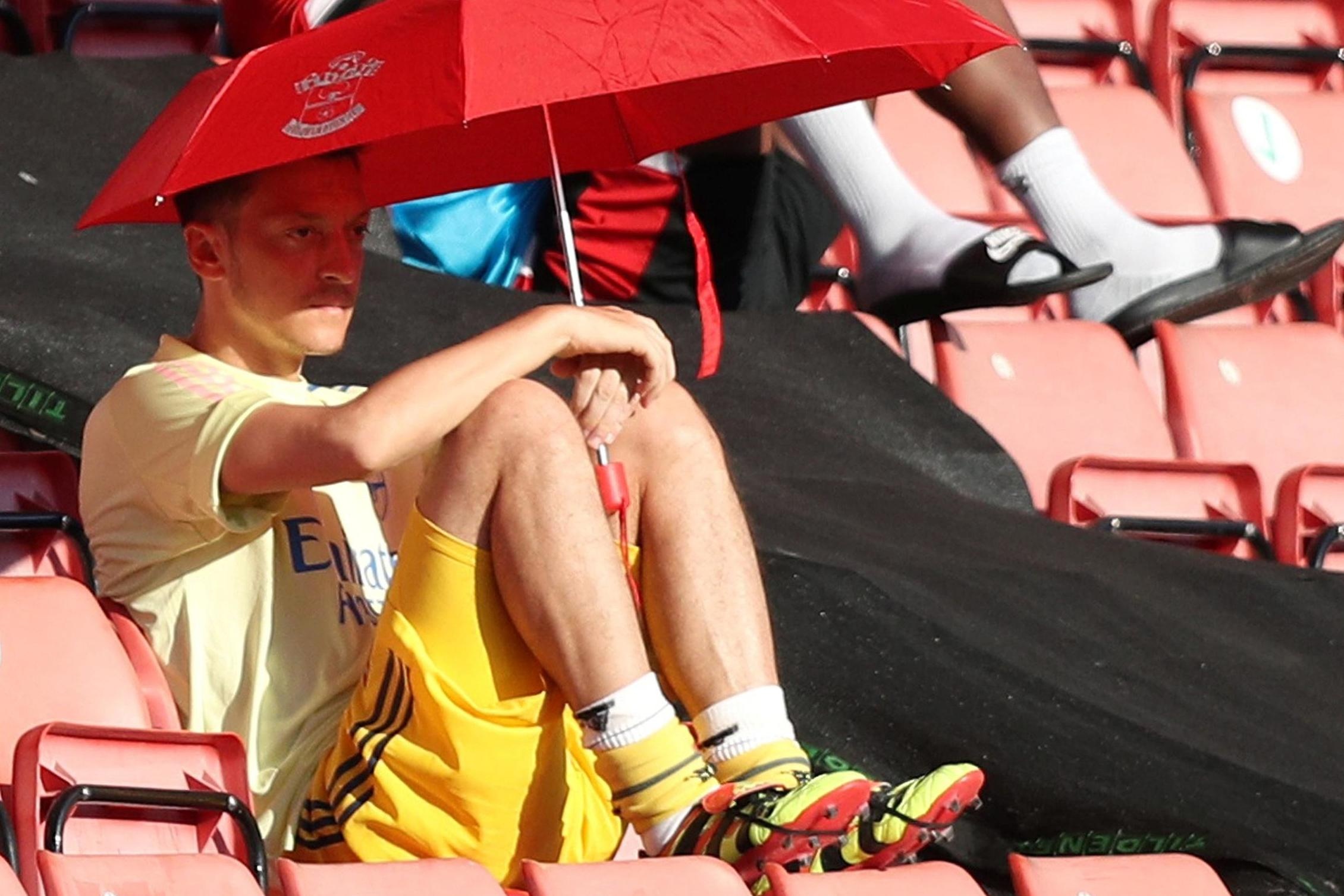 Oezil bi loai khoi Arsenal anh 1