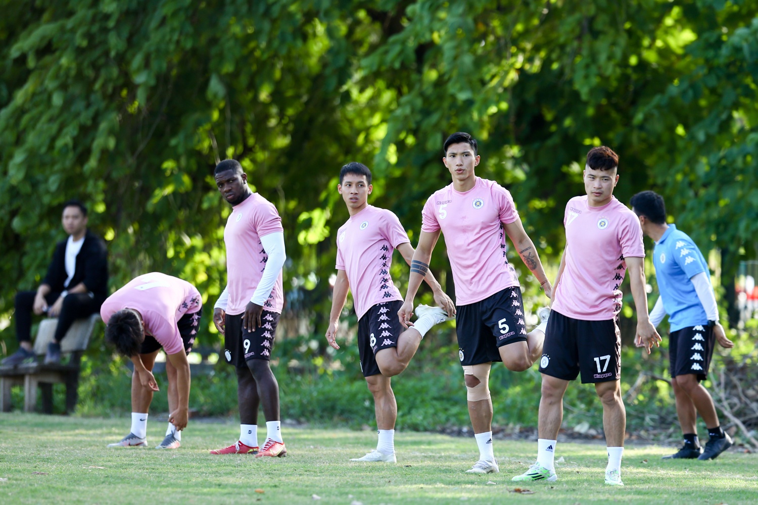 Van Hau chan thuong anh 1