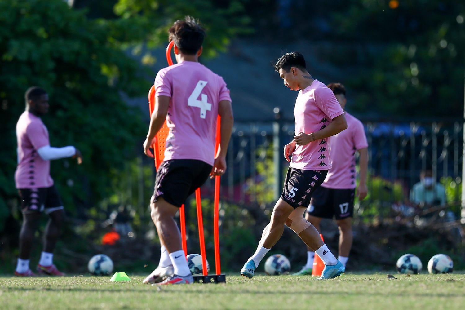 Van Hau chan thuong anh 10