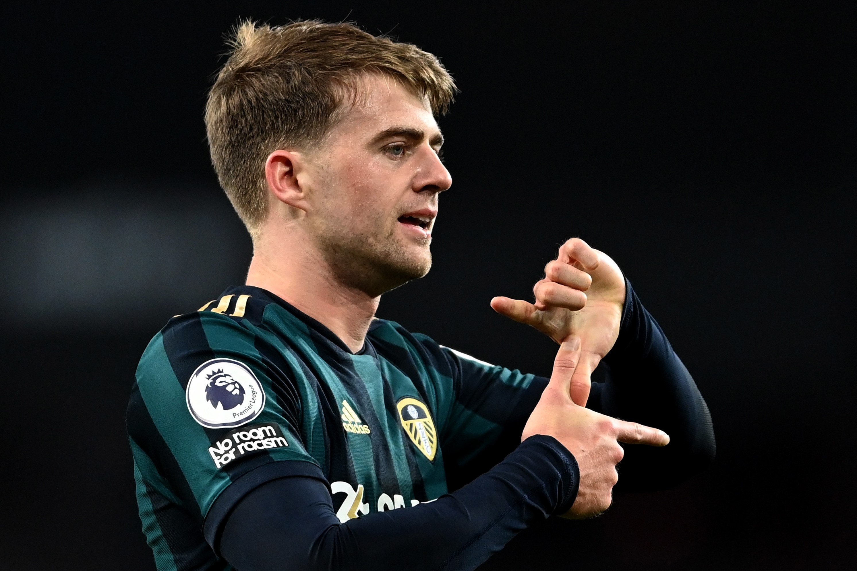 Tien dao Leeds lap ky luc voi cu hat-trick vao luoi Aston Villa hinh anh