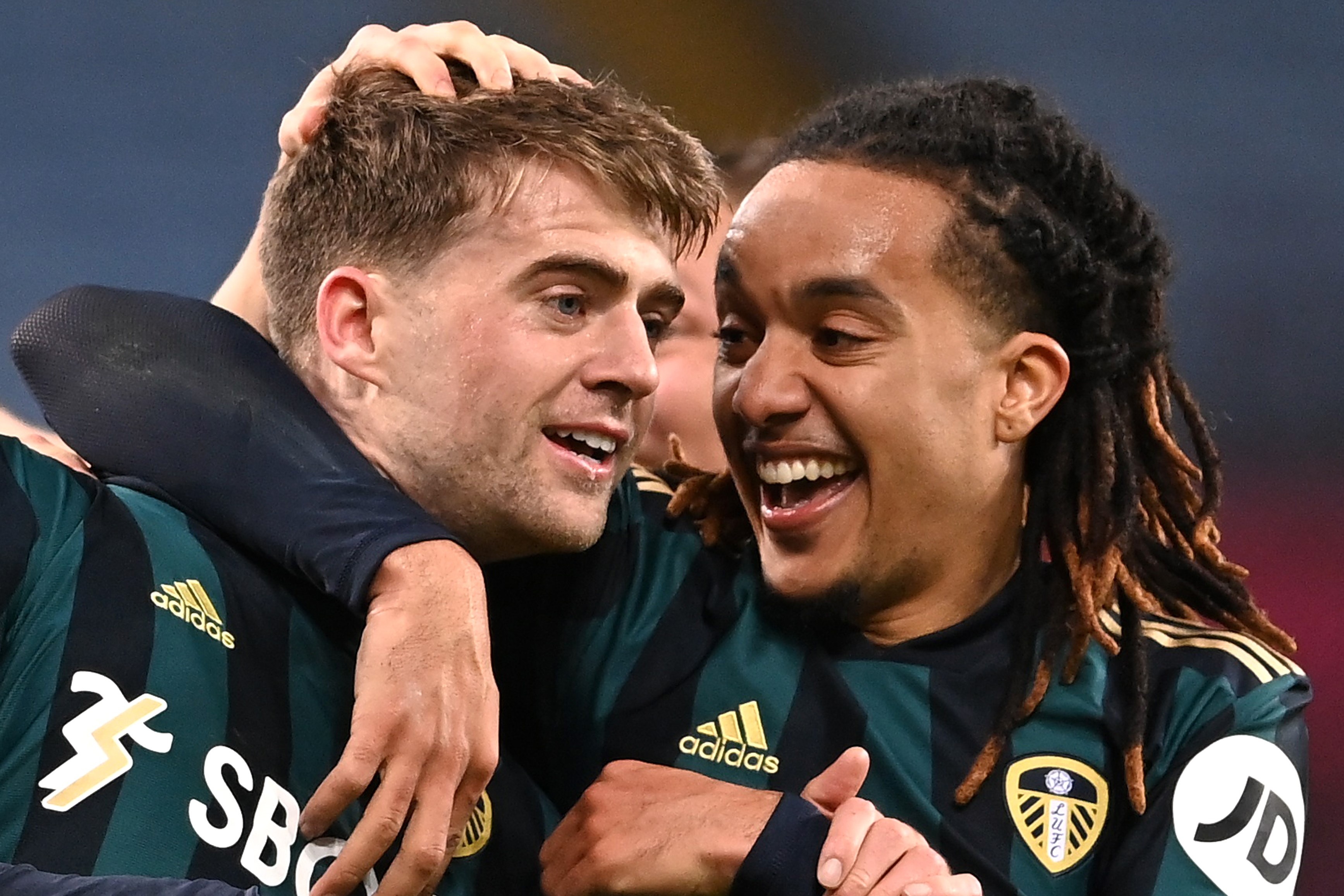 Leeds chan dung co hoi vuon len dau bang cua Aston Villa hinh anh